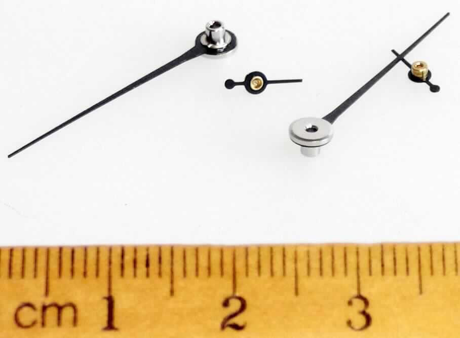 Sog. kleiner Zeiger 5.2201, im Wesentlichen bestehend aus speziell gehärtetem, unedlen Metall, mit einer Länge von ca. 7 mm, mit einer Verdickung als Gegengewicht an einem Ende und mit einer Buchse zur Befestigung auf einer Welle einer Messuhr ausgestattet (äußere Form: siehe Abbildung in der Anlage).
Die Ware ist dazu bestimmt, in mechanischen Messuhren zur Anzeige verwendet zu werden.
Die Ware wird als "Teil, erkennbar ausschließlich bestimmt für Geräte zum Messen oder Prüfen geometrischer Größen, in Kapitel 90 anderweit weder genannt noch inbegriffen" eingereiht.