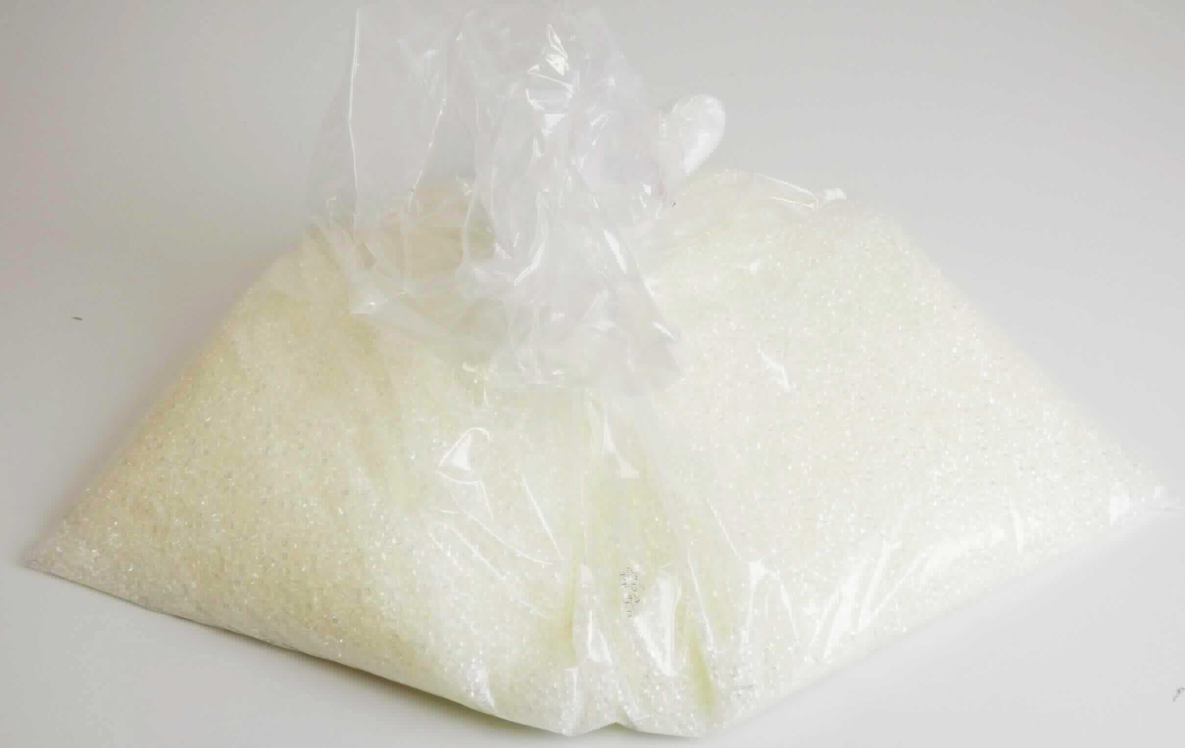 Angaben des Antragstellers:
Ethylen-Vinylalkohol-Copolymer (CAS-Nr. 26221-27-2) mit einem Ethylengehalt von 32 % bzw. 38 %
Nach einem vorliegenden Datenblatt handelt es sich um ein nicht-wasserlösliches Granulat.

Feststellungen an einem Warenmuster:
Es wurde ein transparentes, farbloses Granulat aus runden, harten Kügelchen vorgelegt. Das Granulat ist nicht wasserlöslich.

Befund:
Es liegt ein Ethylen-Vinylalkohol-Copolymer in Primärform im Sinne des TARIC-Codes 3905 9100 90 vor.