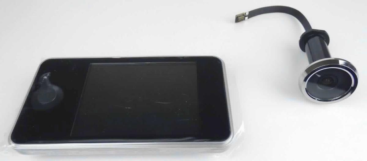 Digitaler Türspion (Abbildung siehe Anlage)
- aus einem Monitor mit 3,2 Zoll Farb-TFT-Flüssigkristallanzeige mit Signalelektronik in 
  einem Gehäuse (Abmessungen: 115 x 61 x 16 mm) mit Bedienelement, Batteriefach,
  LED-Statusanzeige und Videoeingang,
- zum Anzeigen der von der Kamera gelieferten Bewegtbilder für eine Dauer von 15 
  Sekunden,
- nicht zum direkten Anschluss an und für die Verwendung mit einer automatischen
  Datenverarbeitungsmaschine der Position 8471,
- zusammen mit Kamera mit CMOS-Bildsensor, gehäust in einem Türspionzylinder
  und Beipack (Bedienungsanleitung) in einer gemeinsamen Verkaufsumschließung.
Weder Monitor noch Kamera bestimmen den Charakter des Ganzen.

"Monitor, ohne eingebautes Fernsehempfangsgerät, mit Flüssigkristallanzeige, nicht zum 
 direkten Anschluss an und für die Verwendung mit einer automatischen Datenverarbeitungs-
 maschine der Position 8471, nicht von den TARIC-Codes 8528 59 00 10 und 8528 59 00 20 
 erfasst - digitaler Türspion, in Warenzusammenstellung in Aufmachung für den Einzelverkauf 
 aus Monitor und Kamera - ohne charakterbestimmendem Bestandteil - sowie nachrangigem 
 Beipack"