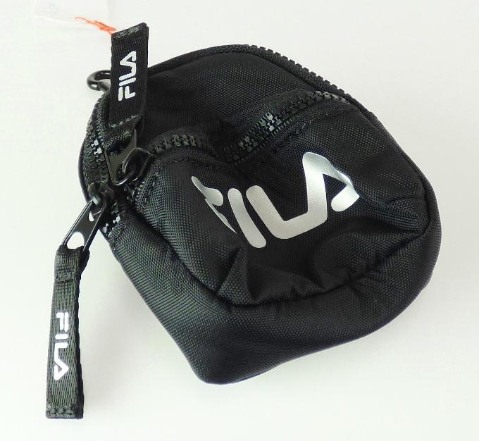 Schlüsseltasche, sog. fila Schlüssel-Etui in Form eines Mini-Rucksackes, Foto siehe Anlage,
- mit einer Außenseite aus Spinnstoffen,
- am oberen Ende mit einem an einer Schlaufe angebrachten Karabinerhaken aus unedlem Metall
  ausgestattet,
- mit einem aufgesetzten Vorfach mit Reißverschluss,
- mit einem entlang des oberen Rands bis zu den Seiten verlaufenden Reißverschluss zu öffnen,
- gefüttert; innen mit einem an einer Spinnstofflasche befestigten Schlüsselring aus unedlem Metall
  zur Befestigung von Schlüsseln ausgestattet,
- in den Abmessungen von ca. 8 cm (Breite) x 10 cm (Höhe) x 5 cm (Tiefe),
- nicht handgearbeitet (laut Antrag).

"Ähnliches Behältnis (Schlüsseltasche), Taschen- oder Handtaschenartikel, mit Außenseite aus 
 Spinnstoffen, nicht handgearbeitet"