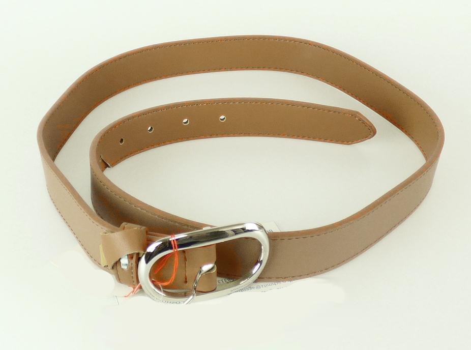 Gürtel, sog. graceland Gürtel, Foto siehe Anlage,
- laut Untersuchungsergebnis bestehend aus:
- - einer ca. 1,4 mm dicken Außenlage (Schauseite) aus mit Zellkunststoff überzogenem
    Gewirke aus Spinnstoff,
- - einer ca. 2,2 mm dicken Mittellage aus rekonstituiertem Leder,
- - einer ca. 0,4 mm dicken Innenlage aus aus mit Zellkunststoff überzogenem Vliesstoff 
    aus Spinnstoff,
- mit einem Gürtelverschluss (Dornschnalle) aus unedlem Metall,
- mit gestanzten Löchern,
- mit einer Länge von ca. 110 cm und einer Breite von ca. 3 cm,
- nicht handgearbeitet (laut Antrag),
- das rekonstituierte Leder verleiht dem Gürtel im Hinblick auf den Umfang und seiner Bedeutung
  in Bezug auf die Verwendung (durch seine Zugfestigkeit) den wesentlichen Charakter.

"Bekleidungszubehör (Gürtel), aus rekonstituiertem Leder, nicht handgearbeitet"