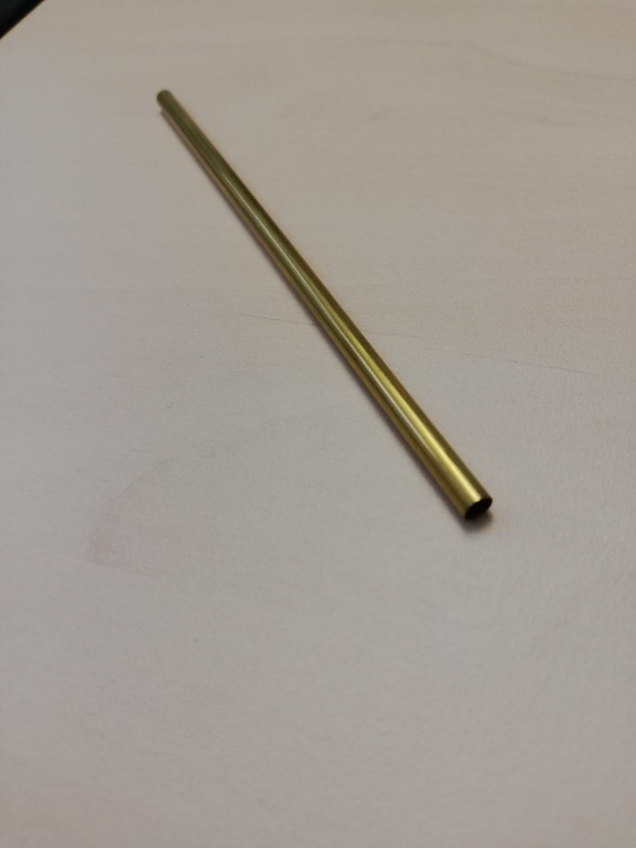 Rohr aus Messing

Bei der Ware handelt es sich um ein gerades, konzentrisches Hohlerzeugnis, mit über die gesamte Länge gleichbleibendem kreisrunden Querschnitt und mit gleichmäßiger Wanddicke (Rohr). Das Rohr weist eine Länge von 96 mm und einen Durchmesser von 3 mm auf. Nach den Angaben besteht das Rohr aus einer Kupfer-Zink-Legierung (Messing) und dient zur Herstellung von Kugelschreiberminen.

Die Ware ist nach ihrer Beschaffenheit als gerades Rohr aus einer Kupfer-Zink-Legierung (Messing) in den TARIC-Code 7411 2110 00 einzureihen.