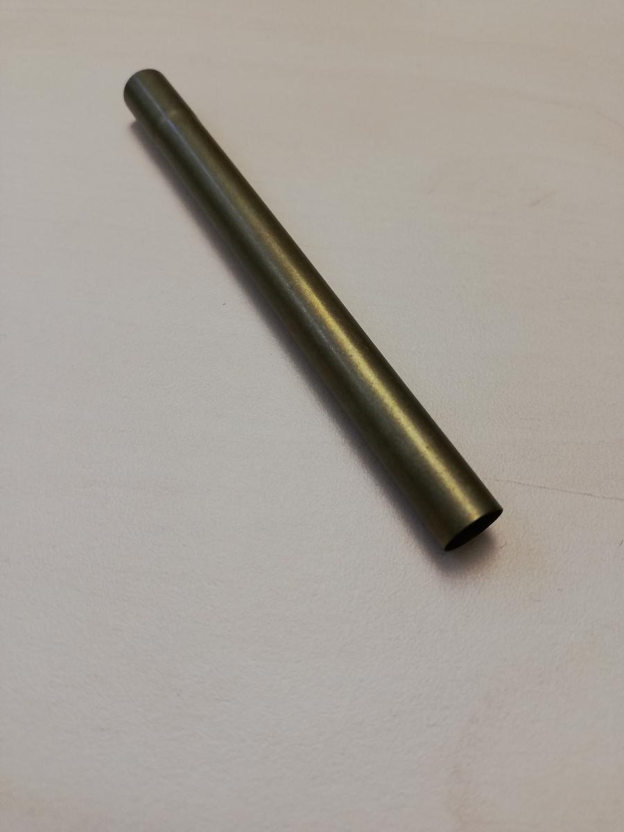 Rohr aus Messing

Bei der Ware handelt es sich um einen geraden Hohlzylinder mit einer Länge von ca. 82 mm und einem Durchmesser von ca. 7 mm mit über die gesamte Länge gleichbleibendem kreisförmigen Querschnitt und gleichmäßiger Wanddicke (Rohr). Das Rohr besteht nach den Angaben aus einer Kupfer-Zink-Legierung (Messing) und wird in Schreibgeräten eingesetzt.

Die Ware ist nach ihrer Beschaffenheit als gerades Rohr aus einer Kupfer-Zink-Legierung in die Unterposition 7411 2110 der Kombinierten Nomenklatur einzureihen.