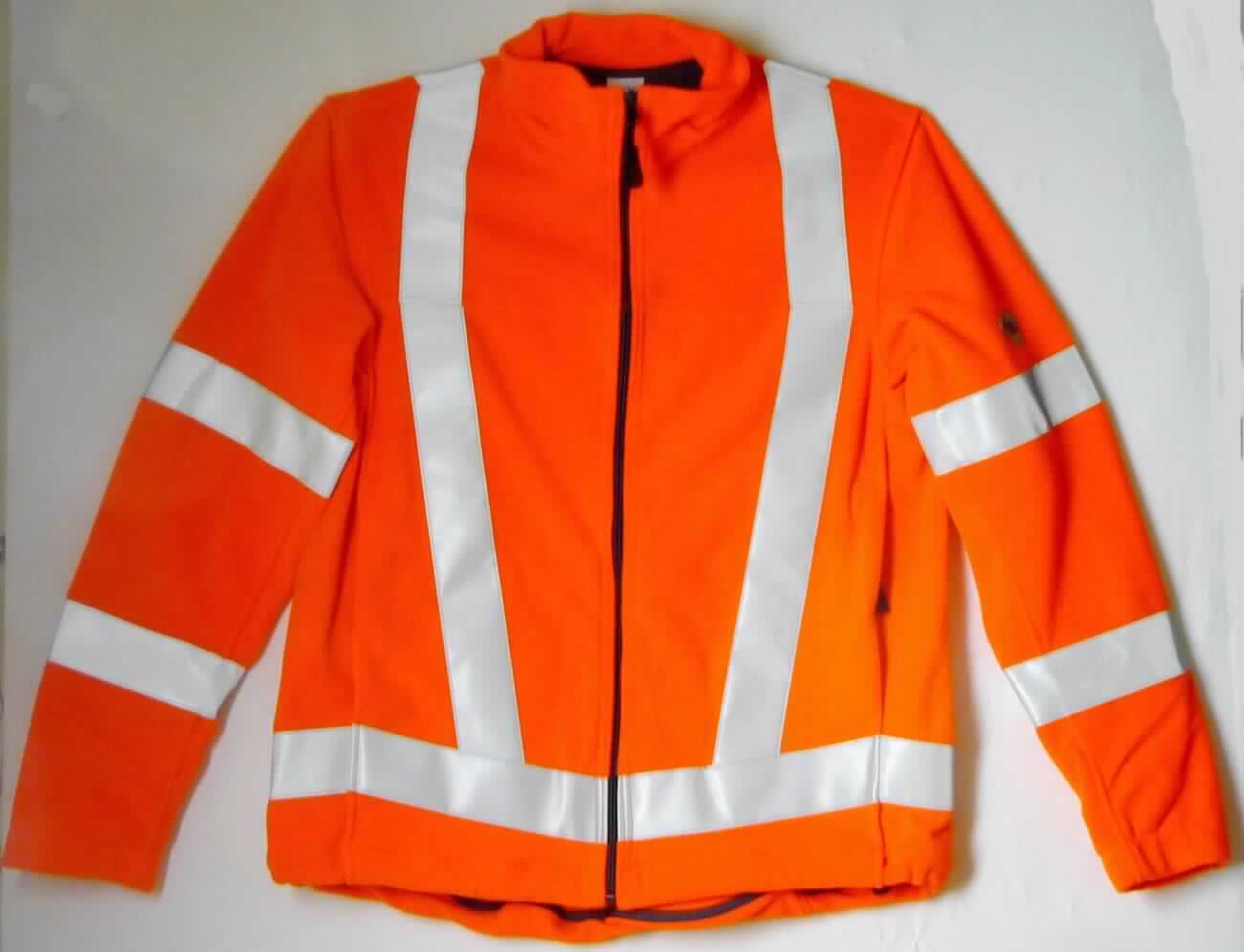 Blouson, sog. BP® Jacke, Fleecejacke orange, Art. Nr. 2025-628/85, Größe M, Foto siehe Anlage,
- aus ca. 2 mm dicken, einfarbigen (signalfarben), beidseitig gerauten Gewirken (sog. Fleece) aus laut Antrag 
  100 % Polyester (synthetische Chemiefasern),
- über den Schritt reichend (Rückenlänge: ca. 74 cm),
- mit einem Stehkragen,
- vorn mit einer durchgehenden Öffnung mit einem bis in die Kragenspitzen reichenden Reißverschluss,
- ohne Hinweise auf den Trägerkreis (unisex),
- mit langen Ärmeln, die über den unteren Rand des Kleidungsstücks hinausreichen,
- mit zwei eingesetzten Taschen mit Reißverschluss unterhalb der Taille,
- mit aufgenähten, reflektierenden Streifen aus Geweben und einem Firmenlogo versehen,
- am unteren Rand mit einem Tunnelzug zu verengen, 
- auf Grund der verwendeten Flächenerzeugnisse keine Ware aus Geweben; erfüllt die Merkmale zur Einreihung
  als Blouson, somit keine Jacke oder Strickjacke.

"Blouson, aus Gewirken, für Frauen, aus Chemiefasern"