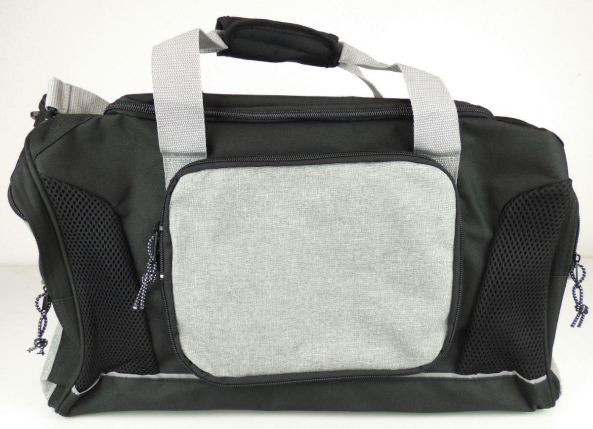 Reisetasche, sog. Sporttasche XXL, Foto siehe Anlage,
- nach den Antragsangaben:
- - mit einer Außenseite aus Spinnstoffen,
- - - an der Vorderseite mit zwei Einsätzen aus Netzstoffen (Abstandsgewirke mit offenen, nicht
      verschiebbaren Zellen),
- - am Bodenteil mit vier Stellfüßen aus Kunststoff,
- - mit zwei zusammenfassbaren Tragegriffen,
- - mit einem abnehmbaren, längenverstellbaren Schultertragegurt,
- - an einer Längsseite mit einem aufgesetzten Vorfach mit Reißverschluss,
- - an den Schmalseiten jeweils mit einem eingesetzten Reißverschlussfach versehen,
- - das Hauptfach ist mit einem entlang des oberen Rands an drei Seiten verlaufenden Reißverschluss
    versehen,
- - - nicht gefüttert; mit einer herausnehmbaren Bodenplatte ausgestattet,
- - mit den Abmessungen: ca. 50 cm (Breite) x 32 cm (Höhe) x 30 cm (Tiefe),
- - ohne Hinweise auf Handarbeit.

"Reisetasche, mit Außenseite aus Spinnstoffen, nicht handgearbeitet"