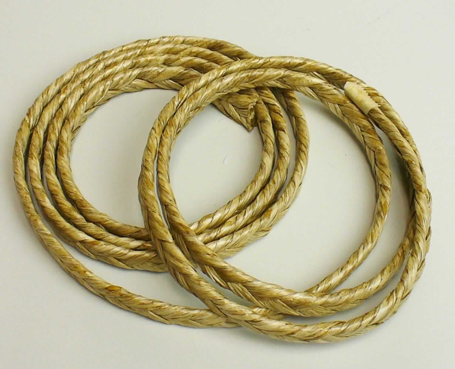 Geflecht, sog. Material zur Schuhfertigung, Foto siehe Anlage,
- in einem Polybeutel verpackt, 
- als Meterware, mit einer Breite von ca. 1 cm und einer Länge von ca. 140 cm,
- laut Untersuchungsergebnis:
-- aus einem Flachgeflecht,
-- aus Garnen aus Baumwolle, künstlichen Chemiefasern (Viskose) und gedrehten Streifen aus synthetischer
   Spinnmasse mit einer Breite von weniger als 5 mm.

"Geflecht als Meterware"