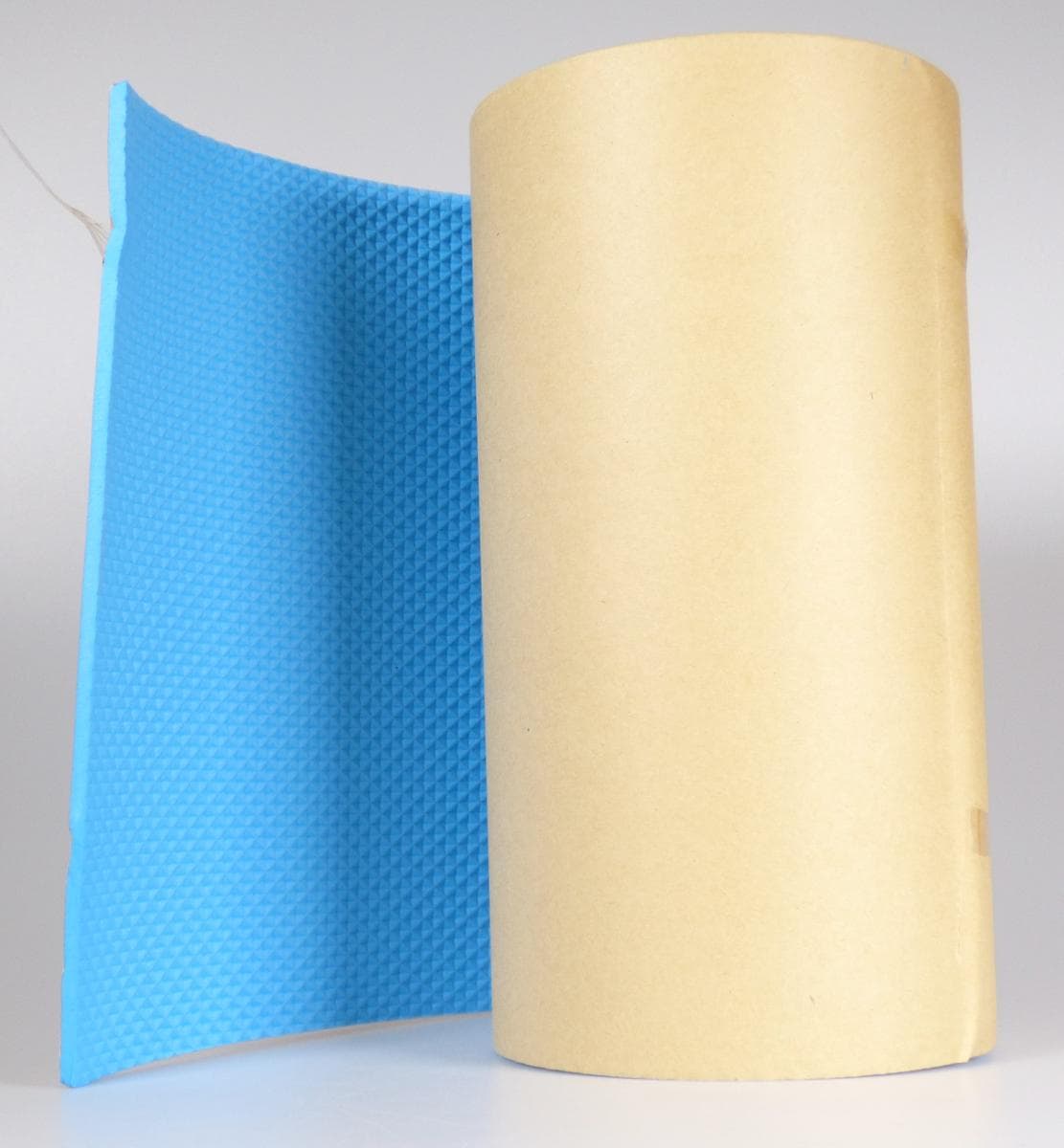 Angaben des Antragstellers:
Autotür-Schutzleiste
Material: Polyethylen
Handelsübliche Maßeinheit: aufgerolltes Flacherzeugnis mit den Abmessungen: ca. 20 x 200 cm

Feststellung an einem Warenmuster:
Blauer, selbstklebender, rechteckiger Schaumstoffstreifen (Breite: ca. 20 cm; Länge: ca. 200 cm; Dicke: ca. 3 mm) auf einer Schutzfolie. Der Streifen ist aufgerollt und mit einer bunt bedruckten Produktinformation umwickelt.

Befund:
Selbstklebende Bänder in Rollen aus Kunststoff