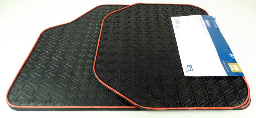 Angaben des Antragstellers:
Bei der Ware handelt es sich um ein 4-teiliges Gummimatten-Set (je zwei Stück mit den Maßen: 680 x 480 mm und 480 x 460 mm) mit rutschfester Unterseite in universeller Passform für alle gängigen PKW-Modelle.

Feststellungen an einem Warenmuster:
Es wurde ein Gummimatten-Set bestehend aus vier Matten in zwei Größen vorgelegt. Die Matten bestehen aus einem schwarzen, nicht zelligen, elastischen Material. Die Fußmatten aus Weichkautschuk verfügen über abgerundete Ecken und sind strukturiert.

Befund:
Es handelt sich um eine andere Ware aus Weichkautschuk, andere, Fußmatten.