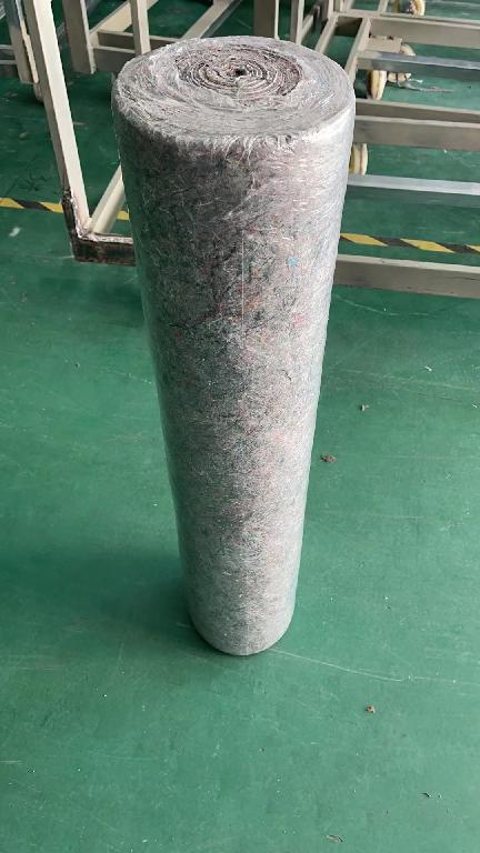 Nadelfilz, Foto siehe Anlage,
- als Meterware auf Rollen, in den Abmessungen von laut Antrag 1 m x 50 m,
- laut Untersuchungsergebnis:
-- aus Reißspinnstoff,
-- lediglich genadelt, somit keine Ware der Position 5603,
-- einseitig mit einer Folie aus Kunststoff laminiert,
-- mit einem Anteil des Spinnstoffs von über 50 GHT.

"Filz (Nadelfilz), laminiert"