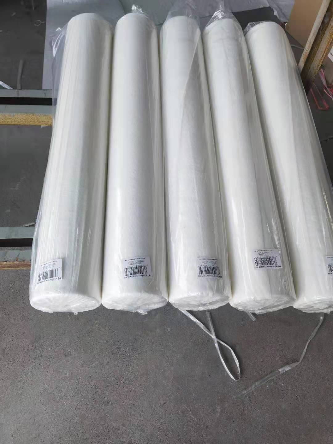 Vliesstoff, Foto siehe Anlage,
- als Meterware, in den Abmessungen von laut Antrag 1 m x 50 m,
- genadelt und mit Bindemittel verfestigt,
- aus Spinnfasern (laut Antrag Polyester),
- keine Filamente und keine heißluftgezogenen (meltblown) Fasern enthaltend,
- mit einem Quadratmetergewicht von laut Antrag 130 g,
- weder bestrichen noch überzogen, somit keine Ware der Unterposition 5603 9310,
- einseitig mit einer klarsichtigen Folie aus Kunststoff (kein Zellkunststoff) laminiert.

"Vliesstoff, laminiert, anderer als in den Unterpositionen 5603 11 bis 5603 14 genannte, mit einem
 Quadratmetergewicht von mehr als 70 g bis 150 g, nicht bestrichen oder überzogen, anderer
 als in den Unterpositionen 5603 9390 20 bis 5603 9390 60 genannte"