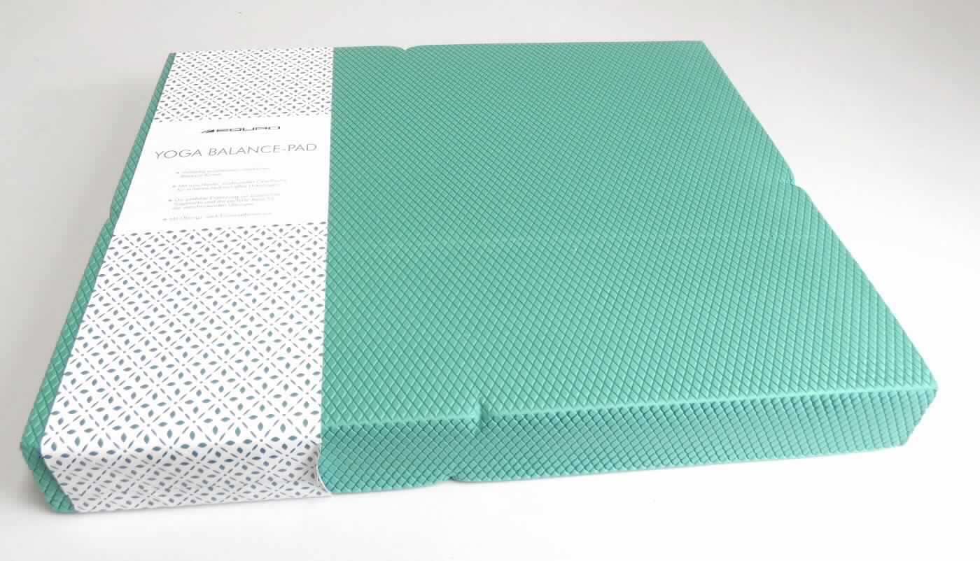 Angaben des Antragstellers:
Yoga-Balance Pad
vielseitig einsetzbares, elastisches Balance-Kissen

Feststellungen an einem Warenmuster:
Es wurde eine lediglich rechteckig zugeschnittene, grüne, geschäumte Platte mit einer strukturierten Oberfläche vorgelegt (Abmessungen: ca. 39,2 x 32,5 x 4,8 cm).

Befund:
Es handelt sich um eine Platte aus Zellkunststoff im Sinne der Unterposition (KN) 3921 1900.