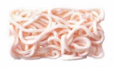 Tiefgekühlte Udon-Nudeln

Beschaffenheit des vorgelegten Warenmusters (in Originalumschließung):
Bedruckter Kunststofffolienbeutel mit Angaben zum Erzeugnis (Weizennudeln, verzehrfertig, tiefgefroren; 1,25 kg), 
zu den Zutaten und zur Zubereitung (nur aufwärmen, nicht kochen); darin tiefgekühlte, nach dem Auftauen feuchte, 
blassgelbe, lange, zu 5 rechteckigen Blöcken (ca. 15,5 cm x 9 cm x 3 cm) zusammengelegte Nudeln mit 
quadratischem Querschnitt (ca. 5 mm x 5 mm).

Nach den Antragsangaben sind die Nudeln vorgekocht.  

Teigwaren, gekocht, nicht gefüllt und nicht getrocknet, keinen Reis enthaltend.
