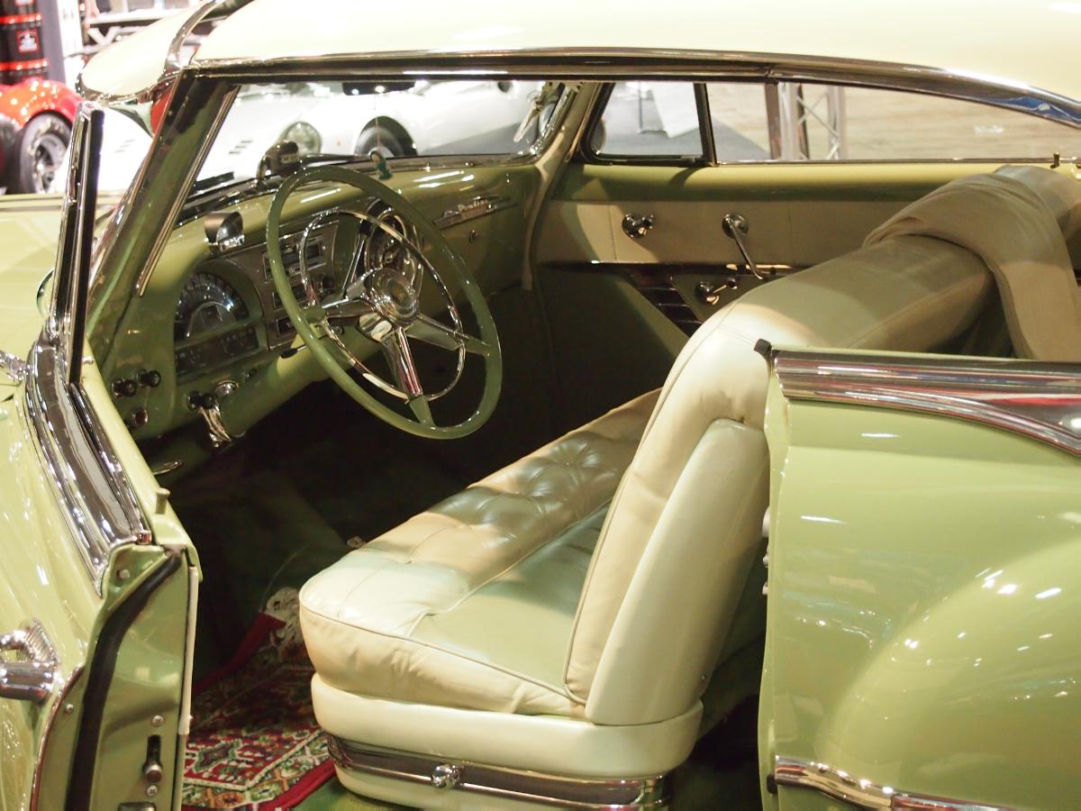 Bei der durch Abbildung und ergänzende Angaben des Antragstellers veranschaulichten Ware handelt es
sich um einen gebrauchten, restaurierten, zweitürigen Personenkraftwagen der Marke Pontiac mit folgenden Merkmalen:
Modell: Chieftain Custom Eight;
Karosserieversion: Coupe;
Motor: Hubkolbenverbrennungsmotor;
Baujahr: 1953.

Das mehr als 30 Jahre alte Kraftfahrzeug befindet sich in einem historisch einwandfreien
Zustand und weist lt. den vorliegenden Abbildungen und den Angaben des Antragstellers an
Fahrgestell, Karosserie, Lenkung, Bremsen, Getriebe, Aufhängesystem, Motor oder Kotflügel
usw. keine wesentlichen Änderungen auf. Bei dem Pontiac Chieftain handelt es
sich um ein nicht mehr hergestelltes Fahrzeugmodell.

Der Personenkraftwagen ist als "Sammlungsstück von geschichtlichem Wert" einzureihen.
