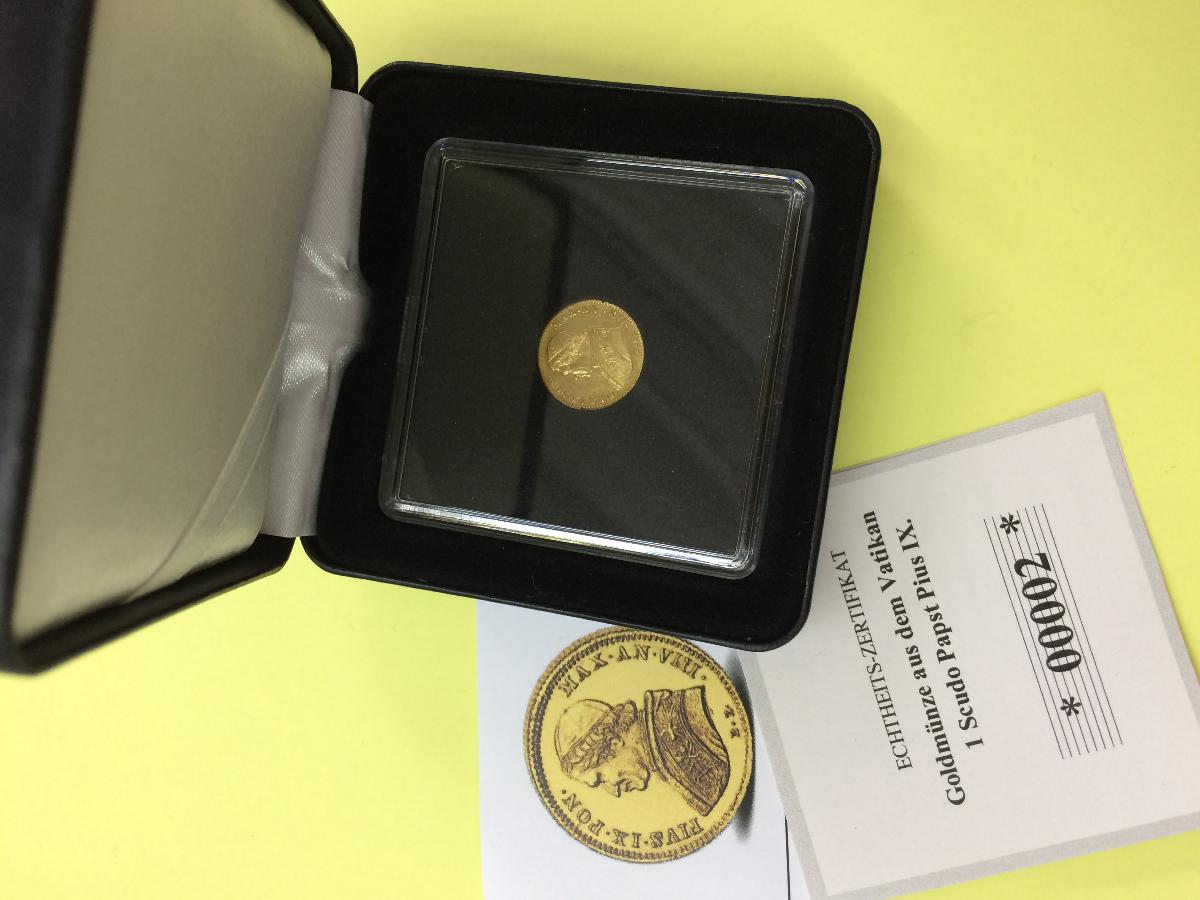 Bei der durch Abbildung und Angaben des Anmelders veranschaulichten Ware handelt es sich um eine runde Münze aus Gold mit einem Nennwert von 1 Scudo. Sie wurde während der Amtszeit von Papst Pius IX im Kirchenstaat geprägt und weist folgende Eigenschaften auf:
Feingehalt 900/1000,
Gewicht 1,733 g,
Durchmesser 14,4 mm,
Ausgabejahre: 1853 bis 1857,
Gesamtauflage: ca. 330 000 Stück,
Vorderseite: Büste Pius IX mit Beschriftung,
Rückseite: 1 SCVDO, Jahreszahl im Kranz sowie Kürzel der Prägestätte,
Erhaltungszustand: Stempelglanz- sehr gut erhalten.

Bei der Münze handelt es sich um ein Sammlungsstück von münzkundlichem Wert. Sie ist verhältnismäßig selten, Gegenstand eines Spezialhandels und wird mit einem Echtheitszertifikat an Sammler abgegeben. Die Bemessungsgrundlage für die Einfuhr (§ 11 UStG) beträgt
üblicherweise nicht mehr als 250 v. H. des unter Zugrundelegung des Feingewichts berechneten Metallwerts (ohne Umsatzsteuer).

 Die Ware ist als „Sammlungsstück von münzkundlichem Wert, mehr als 100 Jahre alt, andere als in den Codenummern 9705 3100 001 bis 003 genannt“ einzureihen.