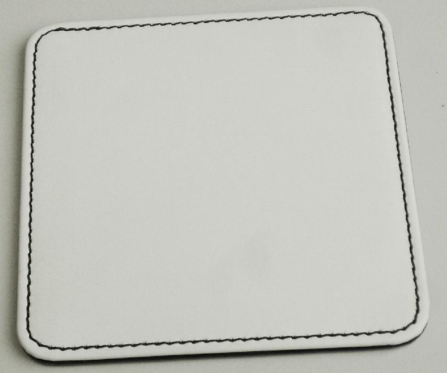 Untersetzer, sog. Subli Leather, Art.Nr.: PL-COA, Foto siehe Anlage,
- laut Antrag:
-- in einem Polybeutel verpackt,
-- annähernd rechteckig; in den Abmessungen: ca. 9,5 cm x 9,5 cm,
-- auf der Schauseite aus einem ca. 0,5 mm dicken, dichten, einfarbigen, einseitig (Außenseite) mit
   Kunststoff (Zellstruktur erkennbar) überzogenen Gewebe aus Polyester (synthetische Chemie-
   fasern) der Position 5903, das Gewebe ist dicht und dicker (ca. 3/5 der Gesamtdicke) als der Zell-
   kunststoff und dient damit nicht nur der Verstärkung (Meterware der Position 5903),
-- auf der Unterseite aus einem ca. 0,7 mm dicken, dichten, buntgewebten, einseitig (Außenseite) mit
   Kunststoff (Zellstruktur erkennbar) überzogenen Gewebe aus Polyester der Position 5903, das Ge-
   webe ist buntgewebt, dicht und dicker (ca. 3/5 der Gesamtdicke) als der Zellkunststoff und dient
   damit nicht nur der Verstärkung (Meterware der Position 5903),
-- mit einer starren Innenlage aus Pappe,
- durch Zusammennähen konfektioniert,
- wird insbesondere wegen des Materials üblicherweise nicht gewaschen und kennzeichnet sich
  aufgrund des Verwendungszwecks und der Ausstattung als Ware zur Innenausstattung, somit
  keine Tischwäsche der Position 6302 und keine Ware der Position 6307,
- die Gewebe der Position 5903 bestimmen im Hinblick auf den Umfang und das äußere Erscheinungs-
  bild den Charakter der Ware.

"Andere Ware zur Innenausstattung (Untersetzer), aus Spinnstoffen, keine Ware der Position 9404, aus
Geweben, aus synthetischen Chemiefasern"