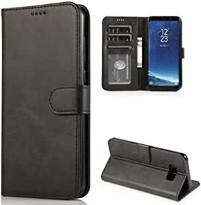 Etui für ein Mobiltelefon, sog. Bookcase, Foto siehe Anlage,
- mit einer Außenseite aus Kunststofffolien,
- aufklappbar; mit einer Überschlagklappe mit integriertem Magnetverschluss,
- - an der rechten Innenseite mit einer Schale aus Kunststoff als Halterung für ein Mobiltelefon
    ausgestattet, die an drei Schmalseiten die Außenseite bildet; die Schale ist mit mehreren
    Aussparungen zur Bedienung des Mobiltelefons versehen,
- - an der linken Innenseite mit einem offenen Fach im Bankkartenformat ausgestattet,
- in unterschiedlichen Größen, vorgelegte Warenmuster mit den Abmessungen:
- - ca. 7 cm (Breite) x 13,5 cm (Höhe) x 1,5 cm (Tiefe),
- - ca. 8,5 cm (Breite) x 17 cm (Höhe) x 1,5 cm (Tiefe),
- dient dem Transport und der Aufbewahrung eines Mobiltelefons in der Tasche oder der Handtasche
  und kann durch einen speziellen Klappmechanismus zusätzlich als Standhalterung genutzt werden
  (Aufstellfunktion),
- mit einem handelsüblichen Pappaufhänger verpackt.
 
"Ähnliches Behältnis (Etui für ein Mobiltelefon), Taschen- oder Handtaschenartikel, mit Außenseite
 aus Kunststofffolien"