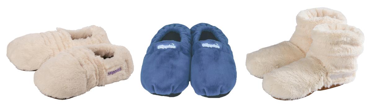 Hausschuhe, sog. Wärmepantoffeln, Foto siehe Anlage,
- in unterschiedlichen Größen und Ausführungen,
- laut Antrag:
- - Ausführung 1:
- - - in Form eines Slipper gearbeitet,
- - - mit Laufsohlen aus Spinnstoff,
- - - mit weichem, labilem Oberteil aus Spinnstoff (Samtgewirke),
- - - im hinteren Bereich der Einschlupföffnung elastisch verengt, 
- - - im Bereich des Fußrückens und der Sohle mit Hirse und Lavendel befüllt,
- - - an der Einschlupföffnung mit einem aufgestickten Schriftzug versehen,
- - Ausführung 2:
- - - in Form eines Slipper gearbeitet,
- - - mit Laufsohlen aus Spinnstoff,
- - - mit weichem, labilem Oberteil aus Spinnstoff (Plüschgewirke),
- - - im hinteren Bereich der Einschlupföffnung elastisch verengt, 
- - - im Bereich des Fußrückens und der Sohle mit herausnehmbaren Füllungen aus
      Hirse und Lavendel und zwei mittels Klettverschlüssen verschließbaren, ca. 8 cm
      bzw. 10 cm breiten Öffnungen versehen,
- - Ausführung 3:
- - - in Form eines Stiefels gearbeitet,
- - - mit Laufsohlen aus Spinnstoff,
- - - mit weichem, labilem Oberteil aus Spinnstoff (Plüschgewirke),
- - - im mittleren Bereich des Schaftes elastisch verengt, 
- - - im Bereich des Fußrückens und der Sohle mit Hirse und Lavendel befüllt,
- - - seitlich mit einem aufgestickten Schriftzug versehen.

"Schuhe (Hausschuhe), andere als in den Positionen 6401 bis 6404 genannte, mit Oberteil und
 Laufsohlen aus Spinnstoffen"