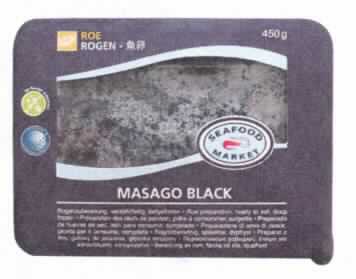 Nach den Angaben der Antragstellerin und dem vorliegenden Produktinformationsbatt handelt es sich bei dem als "Masago Black, Artikelnummer 1587" bezeichneten Erzeugnis um rohe, gefrorene Eier von Fischen der Art Mallotus villosus (Capelin), welche gewaschen und vom Rogensack und den anhängenden Organteilen befreit wurden (Kaviarersatz) sowie gesalzen, schwarz gefärbt und mit weiteren Zutaten versehen sind.

Der Kaviarersatz ist in Kunststoffboxen mit einem Inhalt von 450 g aufgemacht.

Zolltarifrechtlich handelt es sich um "Kaviarersatz, aus Fischeiern gewonnen, nicht für die Verarbeitung".