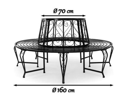 Bei der als "Baumbank Bree" bezeichneten Ware handelt es sich um ein Möbel in Form einer kreisrunden Sitzbank, im Wesentlichen bestehend aus einer Sitzfläche aus gebogenen Metallstreben, einer Rückenlehne aus Metallornamenten und 16 Beinen mit Querverstrebungen, ebenfalls aus Metall. Die 84 cm hohe Bank besitzt einen äußeren Durchmesser von 160 cm sowie einen inneren Durchmesser von 70 cm. Der innere Durchmesser dient als Freiraum für einen Baum.

Die Ware wird als "Sitzmöbel (ausgenommen solche der Position 9402), anderes als von den Unterpositionen 9401 10 bis 9401 69 erfasstes Sitzmöbel, mit Gestell aus Metall, nicht gepolstert" einzureihen.