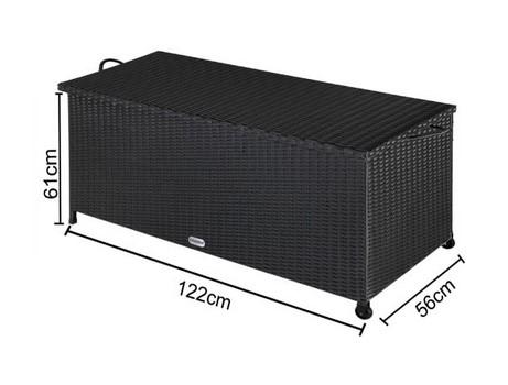 Bei der sog. "Polyrattan Auflagenbox" handelt es sich um eine ca. 122 x 56 x 61 cm (L x T x H) große Truhe, die im Wesentlichen aus einem Gestell aus pulverbeschichtetem Stahl, dass vollständig mit Polyrattan bespannt ist, besteht. Der Deckel wird durch sog. Stegplatten aus Polycarbonat verstärkt wird und kann mittels zweier Gasdruckfedern geöffnet und geschlossen werden. Die Ware verfügt über eine Innenverkleidung aus Polyester, zwei Rollen und zwei Transportgriffen.

Die Box wird auf den Boden gestellt und dient der Aufnahme von Kissen und Auflagen (nicht Gegenstände der vZTA-Entscheidung) für Gartenmöbel.

Da weder das Metall noch der Kunststoff den Charakter der aus verschiedenen Stoffen bestehenden Ware bestimmt (das Metallgestell verleiht dem Möbel die notwendige Stabilität im Hinblick auf seine Verwendung, der Kunststoff ist im Hinblick auf Umfang/äußeres Erscheinungsbild maßgebend), ist die Ware in die zuletzt genannte der gleichermaßen in Betracht kommenden Unterpositionen einzureihen.

Das Erzeugnis ist als "anderes als von den Positionen 9401 sowie 9402 erfasstes Möbel, aus Kunststoff" einzureihen.