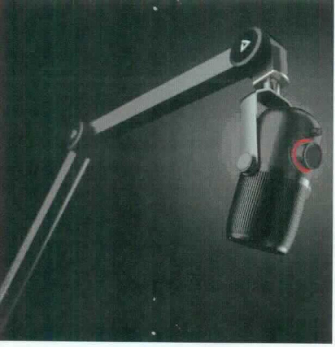 Mikrofon-Haltearm, "Caster Boom Stand"
- aus einem verstellbaren Arm aus Aluminium mit innenliegendem elektrischen Kabel mit Anschlüssen,
  5/8" Gewindeanschluss und Befestigungsklemme (Abbildung s. Anlage, jedoch ohne Mikrofon),
- zum Befestigen eines Mikrofons,
- zusammen mit einem Adapter als Beipack in einer gemeinsamen Verkaufsverpackung.
Die Mikrofonhalterung bestimmt den Charakter des Ganzen.

"Haltevorrichtung für Mikrofone, nicht von der für Telekommunikationszwecke verwendeten Art, in Warenzusammenstellung mit nicht charakterbestimmendem Beipack, in Aufmachung für den Einzelverkauf  - Mikrofon-Haltearm"