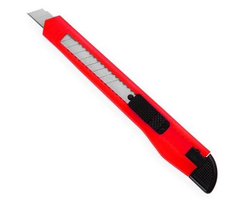 "Cuttermesser 50er-Set"

- mit schneidender, nicht feststehender, mit diagonalen Sollbruchstellen versehener Klinge aus
  unedlem Metall

- in einem Gehäuse mit Klingenschieber mit Feststellmechanik und steckbarer Abschlusskappe,
  jeweils aus Kunststoff

- Klingenbreite: ca. 9 mm

- Abmessungen: ca. 131 x 20 x 11 mm

- einzeln in einer Kunststofffolie und zu 50 Stück in einem Karton verpackt

Abbildung siehe Anlage.

Derartige Erzeugnisse gehören als "Messer mit schneidender, nicht feststehender Klinge aus unedlem
Metall, kein Messer der Position 8208" zum TARIC-Code 8211 9300 00.