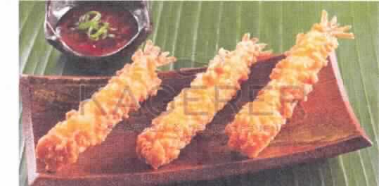 Nach den Angaben der Antragstellerin sowie dem vorliegenden Produktinformationsblatt handelt es sich bei dem als "Tempura Ebi-Garnelen, Artikelnummer 4993" bezeichneten Erzeugnis um eine tiefgefrorene Lebensmittelzubereitung, bestehend aus blanchierten Garnelenschwänzen von Garnelen der Art Litopenaeus vannamei, die geschält und mit einem gewürzten Teigmantel (sog. Tempurateig) umhüllt sowie vorfrittiert sind.
Gemäß der Zubereitungsanleitung sollen die Erzeugnisse in der Fritteuse zubereitet werden (somit keine gefüllte Ware der Position 1902).
Der Gehalt an Krebstieren (Garnele) in der Lebensmittelzubereitung beträgt deutlich mehr als 20 GHT. 

Die gewürzte Zubereitung ist luftdicht auf zwei PE-Trays zu 10 Stück 'a 24 g in Folie in einem Karton verpackt.

Zolltarifrechtlich handelt es sich um "zubereitete Krebstiere, Garnelen, in luftdichten Behältnissen, nicht von der Art Crangon oder Pandalus, geschält und gefroren".