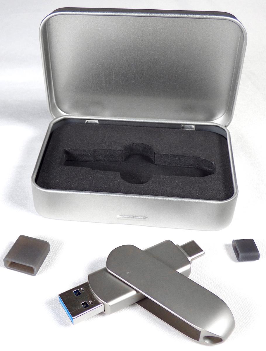 Sog. USB-Stick Dual, Speicherstick,
- im Wesentlichen bestehend aus einer mit Flash-Speicherbaustein, Controller sowie passiven Bauelementen bestückten, gedruckten Schaltung in einem Gehäuse aus unedlem Metall (ca. 60 x 15 x 10 mm),
- ohne Aufzeichnungen,
- mit Anschlussvorrichtungen für USB 3.0, 3.1 (abwärtskompatibel) und USB-C,
- mit drehbarem Schutzbügel aus unedlem Metall, mit dem die Anschlussvorrichtungen abwechselnd rastend, heraus oder hinein geschoben werden können und mit zwei seitlichen Durchbrüchen (für bspw. eine Tragschlaufe) am Ende des Schutzbügels versehen,
- mit einer Speicherkapazität von 64 GB,
- dient nach Anschluss an die USB-Schnittstelle bestimmter Geräte als nicht flüchtiger Datenspeicher zur Datenaufzeichnung und -wiedergabe,
- in einer besonders hergerichteten und zum dauernden Gebrauch geeigneten Metalldose verpackt.

Die Ware wird als "Halbleiter-Aufzeichnungsträger, nicht flüchtige Halbleiterspeichervorrichtung, ohne Aufzeichnung" eingereiht.

Anlage: 1 Abbildung