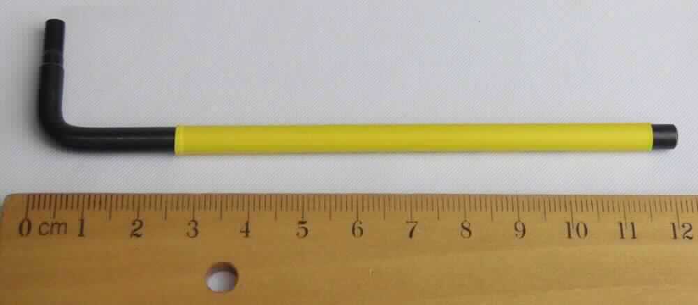 "Spannschlüssel";

- vollständig aus unedlem Metall gefertiges L-förmiger Spannschlüssel, im Griffbereich mit
  einem Kunststoffüberzug versehen

- das kurze Ende ist zu einem annähernd zylindrischen arbeitenden Teil ausgearbeitet,
  der mit zwei Nuten versehen ist

- zum Festziehen und Lösen von einem sog. Spannfinger, sodass Schneidplatten in einen
  Träger eingesetzt werden können

Abbildung siehe Anlage.

Derartige Erzeugnisse gehören als "von Hand zu betätigender Spannschlüssel, mit nicht verstellbarer Spannweite, mit arbeitendem Teil aus unedlem Metall" zum TARIC-Code 8204 1100 00.