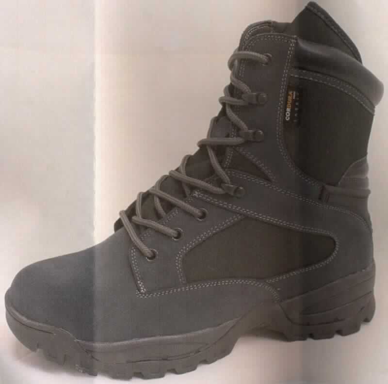 Stiefel (lt. Antrag: "Stiefel Mission", Größe 42, Foto siehe Anlage)
- mit Laufsohlen aus (lt. Antrag) Kautschuk; ohne Hauptsohle aus Holz,
- mit Oberteil aus Leder (den größten Teil der Außenfläche bildend), Spinnstoff und Kunststoff (Spinnstoff mit einer
  mit bloßem Auge wahrnehmbaren Außenschicht aus Kunststoff),
- vorn mit Schnürsenkelverschluss, teilweise mit abstehenden Metallhaken sowie seitlich mit Reiß- und 
  Klettverschluss,
- ohne Metallschutz in der Vorderkappe,
- den Knöchel, jedoch nicht die Wade bedeckend,
- mit einer Länge der Innensohle von ca. 27,7 cm,
- für Männer (u. a. weiter Schnitt, damit keine Ware der Unterposition 6403 9113).

"Schuhe mit Laufsohlen aus Kautschuk und Oberteil aus Leder, andere als in den Unterpositionen 6403 1200 bis
 6403 9105 genannte, den Knöchel, jedoch nicht die Wade bedeckend, mit einer Länge der Innensohle von mehr 
 als 24 cm, für Männer"