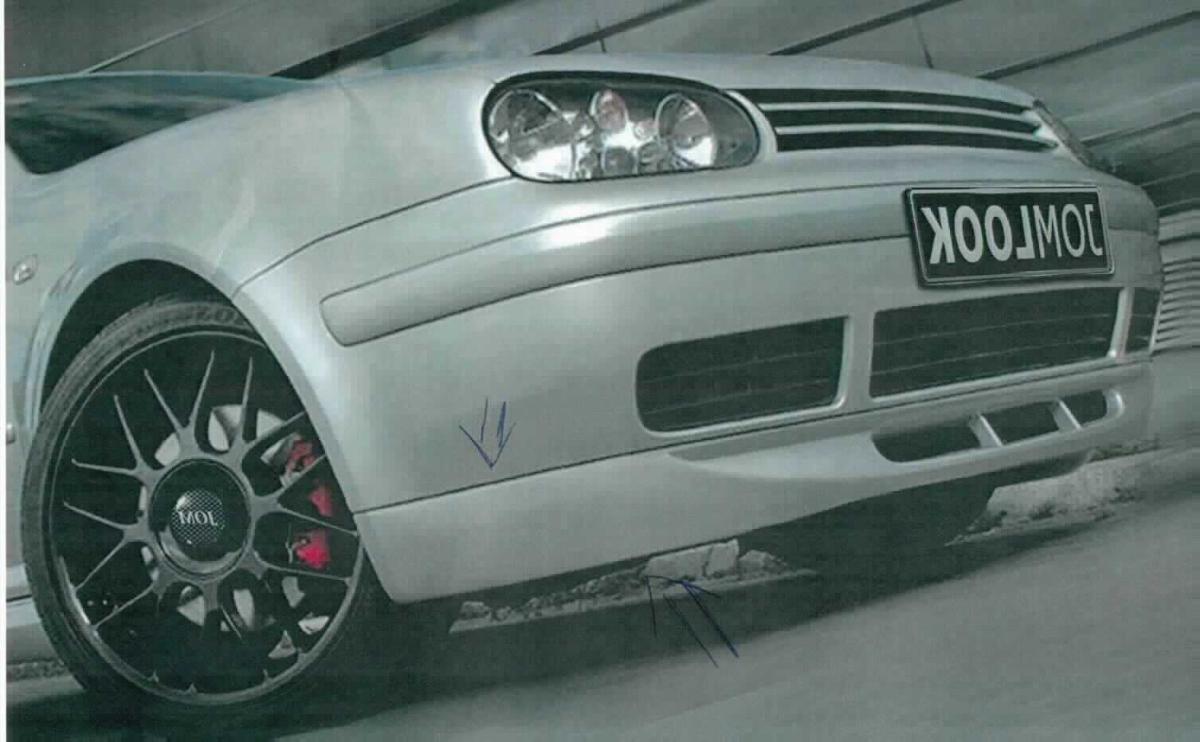 Frontspoiler, Foto siehe Anlage,
- in Form eines spezifisch gefertigten Erzeugnisses aus laut Antrag Kunststoff,
- mit den Abmessungen von (L x B x H): 2.000 mm x 95 mm x 35 mm, 
- wird unter der Frontschürze (Stoßfänger) von Personenkraftwagen verbaut,
- dient der Erhöhung des Anpressdrucks bei hohen Geschwindigkeiten und verändert zusätzlich die 
  Serienoptik des Fahrzeugs,
- lt. Antrag nicht für die industrielle Montage bestimmt, 
- aufgrund der objektiven Merkmale (u. a. Form) erkennbar hauptsächlich für Kraftfahrzeuge des 
  Kapitels 87 bestimmt.

"Teil für Kraftfahrzeuge der Position 8701 bis 8705, Karosserieteil (Frontspoiler), nicht für die industrielle Montage"