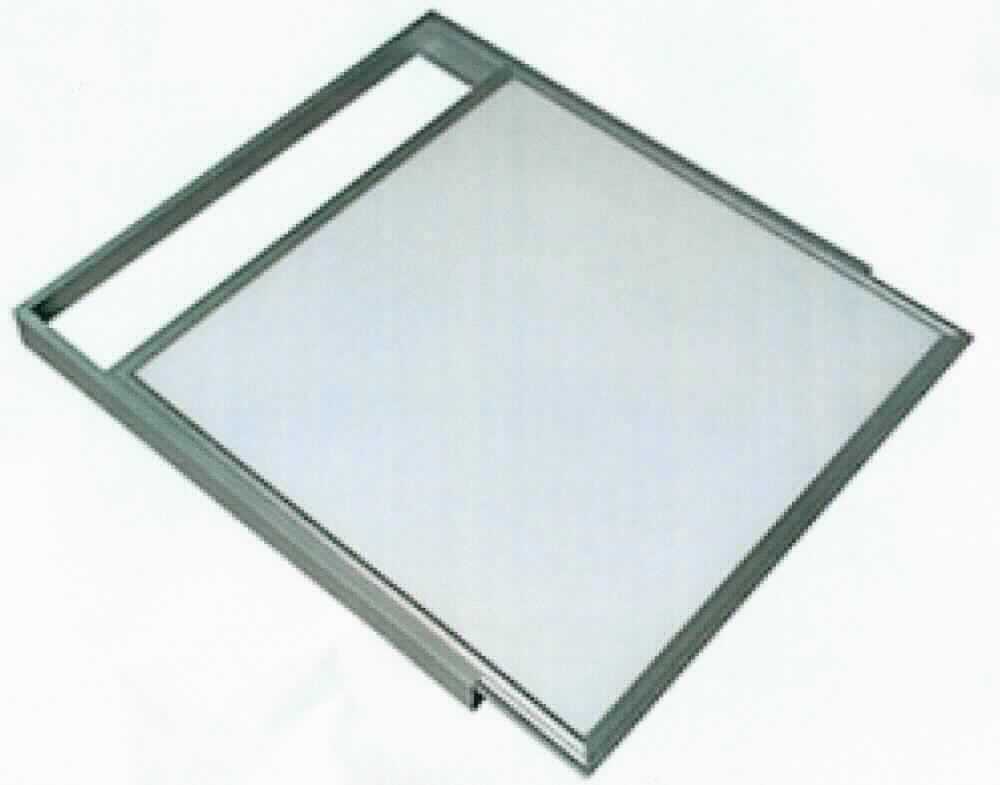 Bei der Ware "MONTAGERAHMEN SET FÜR LED PANEL 3CCT 620x620MM", Art.-Nr. 4005001 handelt es sich um vier spezifisch geformte, mit Bohrungen versehene Winkelprofile aus Aluminium.

Die noch nicht zusammengesetzten Metallteile (inkl. Schrauben) ergeben zusammengeschraubt ein Lampengehäuse bzw. Rahmen für eine LED-Panel-Leuchte.

Die Metallteile stellen sich als erkennbare Bestandteile eines elektrischen Beleuchtungskörpers dar; die wesentlichen Beschaffenheitsmerkmale einer fertigen Leuchte liegen noch nicht vor. 
Es handelt sich nicht um eine durch Handarbeit gefertigte Ware.

Das mehrteilige Erzeugnis ist als "Teil eines Beleuchtungskörpers (einschließlich Scheinwerfer), anderweit weder genannt noch inbegriffen, aus Metall, kein Teil der Codenummer 9405 9900 10 0 oder 9405 9900 20 0" einzureihen.
