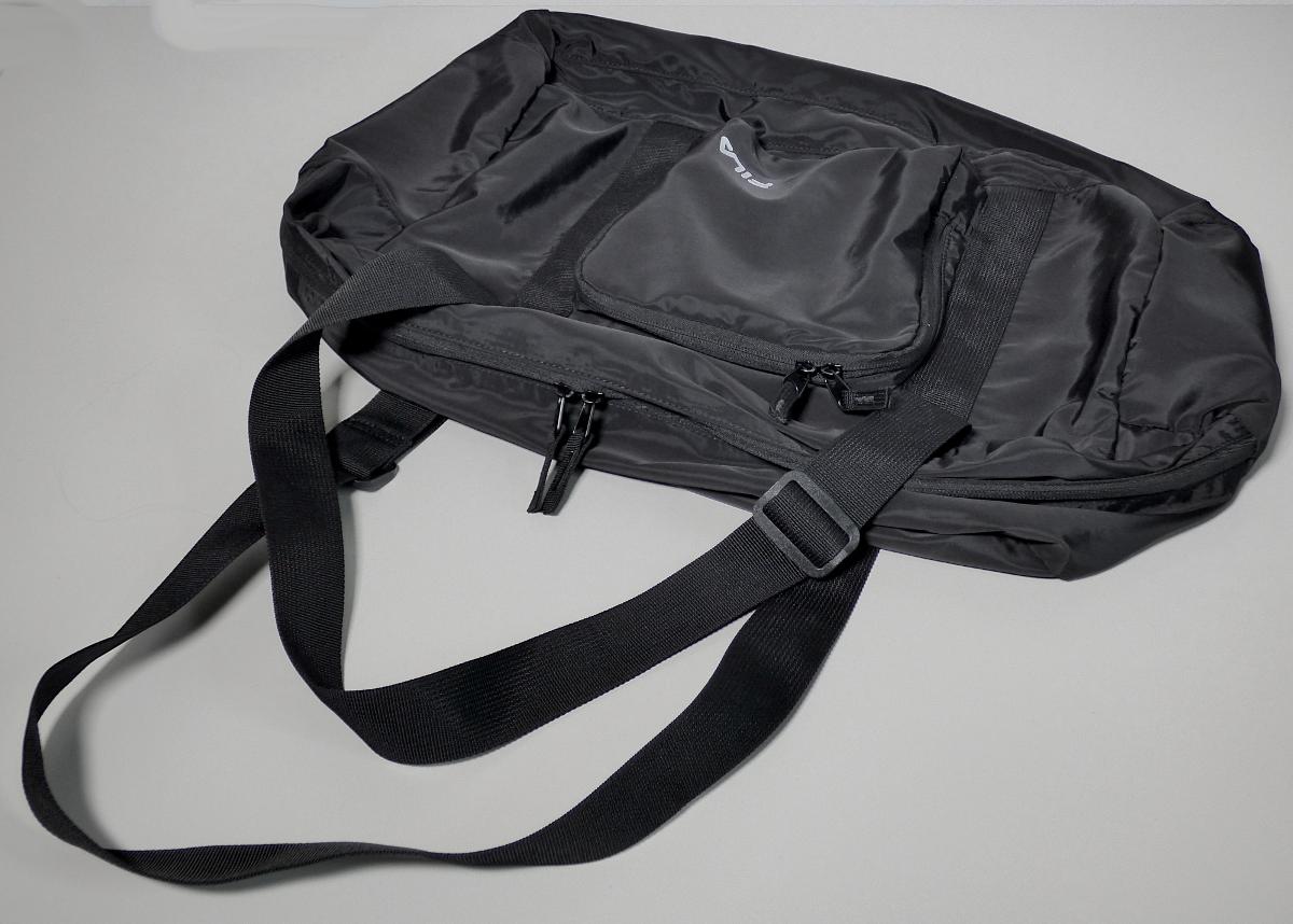 Umhängetasche, Foto siehe Anlage,
- mit einer Außenseite aus Spinnstoffen,
- mit zwei längenverstellbaren Tragegurten,
- an der Vorderseite mit einem aufgesetzten Reißverschlussfach mit einer innen angenähten
  Halteschlaufe,
- das Hauptfach ist mit einem entlang des oberen Rands bis zu den Seiten verlaufenden
  Reißverschluss versehen,
- - ungefüttert; ohne Inneneinteilung,
- mit den Abmessungen: ca. 48 cm (Breite) x 30 cm (Höhe) x 14 cm (Tiefe),
- kann in zusammengefaltetem Zustand in dem Reißverschlussfach verstaut werden,
- laut Antrag nicht handgearbeitet,
- keine Einreihung als Reisetasche u. a. aufgrund des geringen Organisationsgrades.

"Ähnliches Behältnis, anderes als in den Unterpositionen 4202 1110 bis 4202 3900 genannte,
 mit Außenseite aus Spinnstoffen, anderes als in der Unterposition 4202 9291 genannte,
 nicht handgearbeitet"