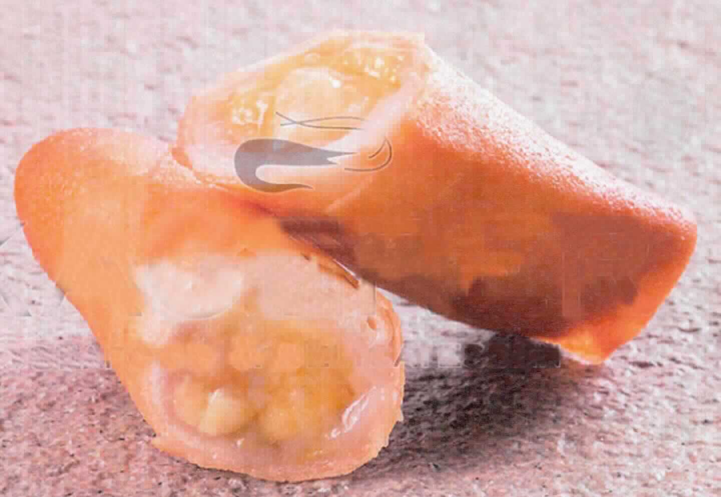 Vorgebackene Frühlingsrollen mit Bananenfüllung

Ein Warenmuster in Originalumschließung lag vor.
Etikettierter Folienbeutel mit Angaben zum Erzeugnis (Bananen-Frühlingsrollen, tiefgefroren; 480 g;), zu den Zutaten (siehe Feld 8) und zur Zubereitung (6 - 7 Minuten frittieren); darin tiefgekühlte, leicht vorgebackene Rollen (Länge ca. 8,5 cm; Durchmesser ca. 2,5 cm) aus einem porösen, blassgelben Teig, gefüllt mit einer beigefarbenen, bananenhaltigen Masse; Geschmack nach Bananen, süß.

Gehalt an Saccharose, Invertzucker oder Isoglucose: 5 GHT oder mehr
Milchfett und Milchprotein nach der Zutatenliste nicht enthalten
Stärke/Glucose*: 25 bis weniger als 50 GHT
Saccharose/Invertzucker/Isoglucose**: 5 bis weniger als 30 GHT
*: festgestellt gemäß VO (EG) 900/2008, VO (EU) 118/2010
**: festgestellt gemäß VO (EG) 900/2008

Andere Backware, mit einem Gehalt an Saccharose, Invertzucker oder Isoglucose von 5 GHT oder mehr, vorgebackene Frühlingsrollen.