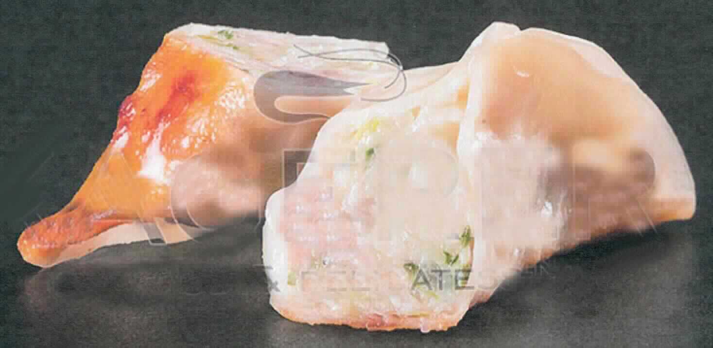 Gyoza mit Huhn und Gemüse, tiefgefroren 

Beschreibung des vorgelegten Warenmusters:
Beige, halbmondförmige Teigtaschen (L = ca. 8 cm, B = ca. 3 cm) gefüllt mit Huhn und Gemüse, tiefgekühlt, original verpackt in rot-grünem Schlauchfolienbeutel mit Sichtfenster; der Aufdruck enthält Angaben zum Erzeugnis (Gyoza mit Huhn und Gemüse, Teigtaschen gefüllt mit Huhn und Gemüse, Füllmenge: 600 g), zur Herkunft (Thailand), zu 
den Zutaten (siehe Feld 8) und zur Zubereitung (Fritteuse, Dämpfer: 6 Minuten in gefrorenem Zustand, Pfanne: anbraten, mit Wasser ablöschen und ca. 9 - 10 min dämpfen).

Abhängig von der Zubereitung (Frittieren bzw. Dämpfen und Anbraten) kommen die Positionen 1602 KN (zubereitetes Hühnerfleisch) und 1902 KN (Teigwaren) gleichermaßen in Betracht. Die Einreihung erfolgt gemäß 
AV 3 c) in die letztgenannte Position.

Anteil an Hühnerfleisch: nach den Antragsangaben mehr als 20 GHT

Teigwaren, gefüllt, mehr als 20 GHT Hühnerfleisch enthaltend, keinen Reis enthaltend.