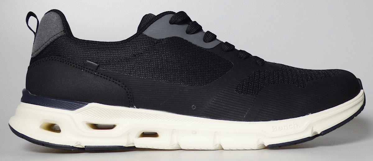 Halbschuhe, Größe 42, Foto siehe Anlage,
- mit Laufsohlen aus laut Antrag Kunststoff,
- mit Oberteil aus Spinnstoff,
- auf das Oberteil sind Verstärkungsteile aus Kunststoff (Spinnstoff mit einer mit bloßem Auge 
  wahrnehmbaren Außenschicht aus Kunststoff) und Spinnstoff aufgebracht; zusätzlich mit 
  Kunststoff verstärkt,
- im Bereich der Ferse mit einer Anziehhilfe versehen,
- mit Schnürsenkelverschluss.

"Schuhe mit Laufsohlen aus Kunststoff und Oberteil aus Spinnstoffen, andere als in den Unter-
 positionen (KN) 6404 1100 bis 6404 1910 genannte"