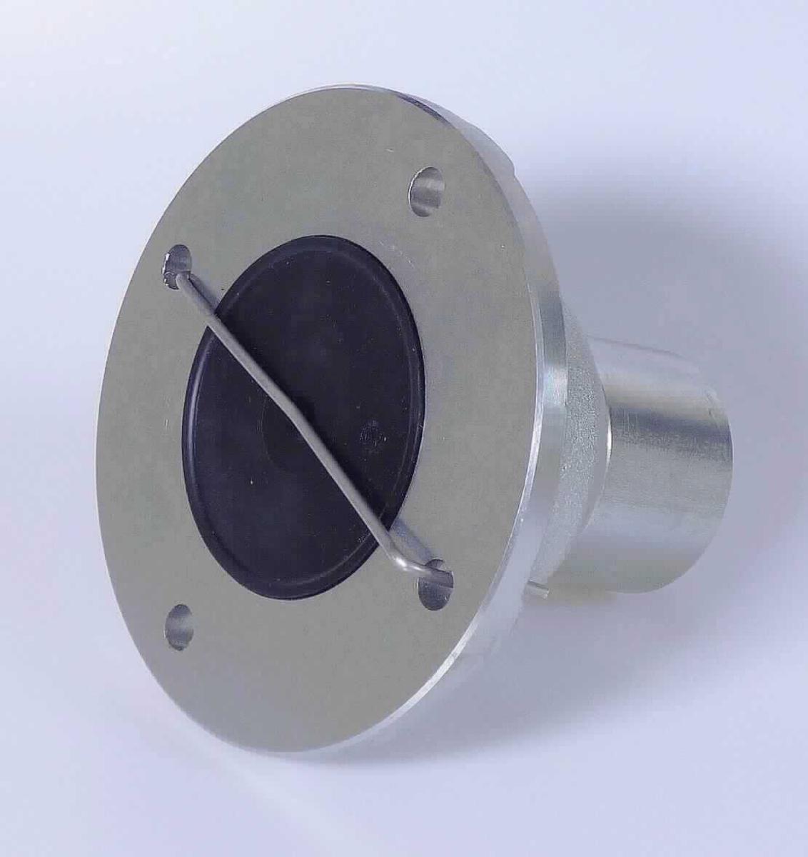 Bei der als Scheibenlagerung bezeichneten Ware handelt es sich um einen maßhaltig nach Zeichnung gefertigten, abgestuften, zylindrischen Körper (Länge 125 mm) aus Stahl mit integriertem zweiteiligen Wälzlager, einem darin drehbar gelagerten runden Zapfen mit nicht durchgehender zentrischer Bohrung sowie einem Wellendichtring zum Schutz vor Verschmutzung. Das Erzeugnis verfügt über einen runden Befestigungsflansch (Durchmesser ca. 150 mm) und einer integrierten Kunststoffabdeckung als Schmutzschutz. Die Scheibenlagerung wird an einem Träger befestigt und dient der Aufnahme und drehbaren Lagerung von Werkzeugen zur Bodenbearbeitung.

Die Ware ist als "Lagergehäuse mit eingebautem Wälzlager" einzureihen