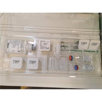 Angaben:
Kassettenpackung, die mit dem FASTlab-Synthesizer (elektrisch betrieben) verwendet wird. Die Kassette enthält die für die Synthese von Fluoropiridaz (18F) benötigten Basischemikalien (2.5 ml Vorstufe in Acetonitril, 0.8 ml Eluent in Glasfläschchen, 4.0 ml Acetonitril im Glasfläschchen, 4.1 ml Natriumhydroxid in Polypropylen-Fläschchen, 4.1 ml Phosphorsäure in Polypropylen-Fläschchen, 45 ml Ethanol wasserfrei, 45 ml Acetonitril (40 %), 25 ml Ethanol (45 %), 100 ml Wasser zur Injektion).

Befund:
Chemische Erzeugnisse und Zubereitungen der chemischen Industrie oder verwandter Industrien (einschließlich Mischungen von Naturprodukten), anderweit weder genannt noch inbegriffen; chemische Erzeugnisse oder Zubereitungen, überwiegend aus organischen Verbindungen bestehend, anderweit weder genannt noch inbegriffen; in flüssiger Form bei 20 °C; andere.