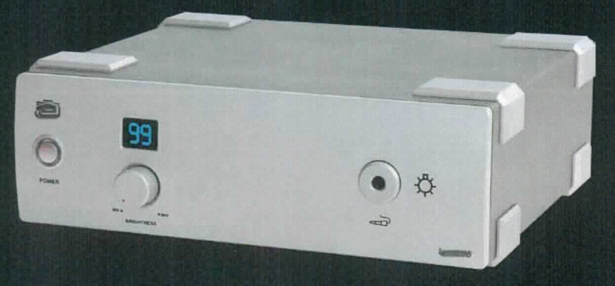 Sog. Lichtquellensystem "MS-LED", bestehend aus einem quaderförmigen, elektronischen Tischgerät (Maße: 380 B x 120 H x 340 T, in mm; 8,4 kg), mit Bediendrehknopf und LC-Anzeige zur Helligkeitsregulierung, vorn mit Anschlussbuchse für einen faseroptischen Lichtwellenleiter und an der Rückseite für ein beiliegendes Netzstromkabel (funktionelle Einheit). Das Gerät enthält im Wesentlichen eine LED-Lichtquelle für weißes Licht (6500 K). Das Gerät dient als Lichtquelle für medizinische Endoskopsysteme, zum Beispiel zum Ausleuchten von Körperhöhlen und Hohlorganen während minimalinvasiver Eingriffe durch Ärzte. Das Gerät ist mit dem Kabel und einer Bedienungsanleitung in einem Karton verpackt.
Zur äußeren Form siehe Abbildung in Anlage.

Eine Einreihung als Beleuchtungskörper der Position 9405 kommt nicht in Betracht, da die Ware sich als erkennbares Teil eines medizinischen Geräts der Position 9018 darstellt und damit anderweit in der Kombinierten Nomenklatur inbegriffen ist.

Die Ware wird als "Teil, erkennbar hauptsächlich für ein medizinisches Endoskop bestimmt" eingereiht.