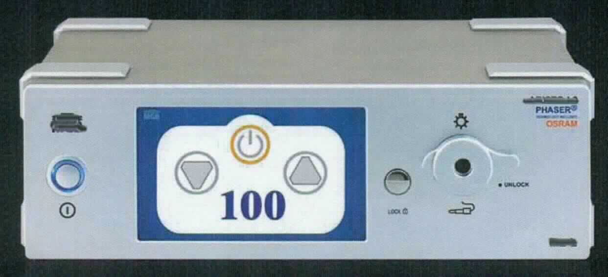 Sog. Lichtquellensystem "ML-L ARISTO-L3 300 W", in Form einer Warenzusammenstellung in Aufmachung für den Einzelverkauf, bestehend aus einem quaderförmigen, elektronischen Tischgerät (Maße: 395 B x 120 H x 340 T, in mm; 12,4 kg), mit Bediendrehknopf und LC-Anzeige zur Helligkeitsregulierung, vorn mit Anschlussbuchse und Sperrknopf für einen faseroptischen Lichtwellenleiter und an der Rückseite mit Buchse für ein beiliegendes Netzstromkabel (funktionelle Einheit). Das Gerät enthält im Wesentlichen eine Laser/LED-Hybrid-Lichtquelle für weißes Licht (6500 K) sowie einen Lüfter. Es dient als Lichtquelle für medizinische Endoskopsysteme, zum Ausleuchten von Körperhöhlen und Hohlorganen während minimalinvasiver Eingriffe oder diagnostischer Untersuchungen durch Ärzte. Das Gerät ist mit dem Netzkabel, einer Sicherung (T4.04H/250V) und einer Bedienungsanleitung gemeinsam in einem Karton verpackt.
Zur äußeren Form siehe Abbildung in Anlage.

Eine Einreihung als Beleuchtungskörper der Position 9405 kommt nicht in Betracht, da die Ware sich als erkennbares Teil eines medizinischen Geräts der Position 9018 darstellt und damit anderweit in der Kombinierten Nomenklatur inbegriffen ist.

Die Ware wird als "Teil, erkennbar hauptsächlich für ein medizinisches Endoskop bestimmt" eingereiht.
