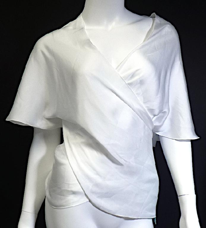 Sog. Jacke für Frauen, Style 7171300871, Größe XL, Foto siehe Anlage,
- aus ca. 0,2 mm dicken, einfarbigen Geweben aus laut Antrag 100 % Polyester (synthetische
  Chemiefasern), 
- ungefüttert,
- über die Taille reichend (Rückenlänge: ca. 45 cm); bedeckt trotz des bis zur Schulternaht bogen-
  förmigen und damit zu den Seiten hin entsprechend kürzer werdenden Schnitts den Oberkörper,
- vorn mit einer durchgehenden Öffnung ohne Verschluss; mit länger gearbeiteten Vorderteilen, die
  laut Antrag ggf. miteinander verknotet werden können,
- ohne Hinweise auf den Trägerkreis (unisex),
- mit kurzen, weiten Ärmeln,
- seitlich offen, mit einer ca. 4 cm langen Teilungsnaht, durch die die Ärmel gebildet werden,
- an allen Rändern mit Überwendlichnähten gesäumt,
- erfüllt die Merkmale zur Einreihung als Jacke, somit weder Kleidung der Position 6206 noch der
  Position 6211,
- keine Arbeits- und Berufskleidung.

"Jacke, aus Geweben, für Frauen, aus synthetischen Chemiefasern, keine Arbeits- und Berufskleidung"
