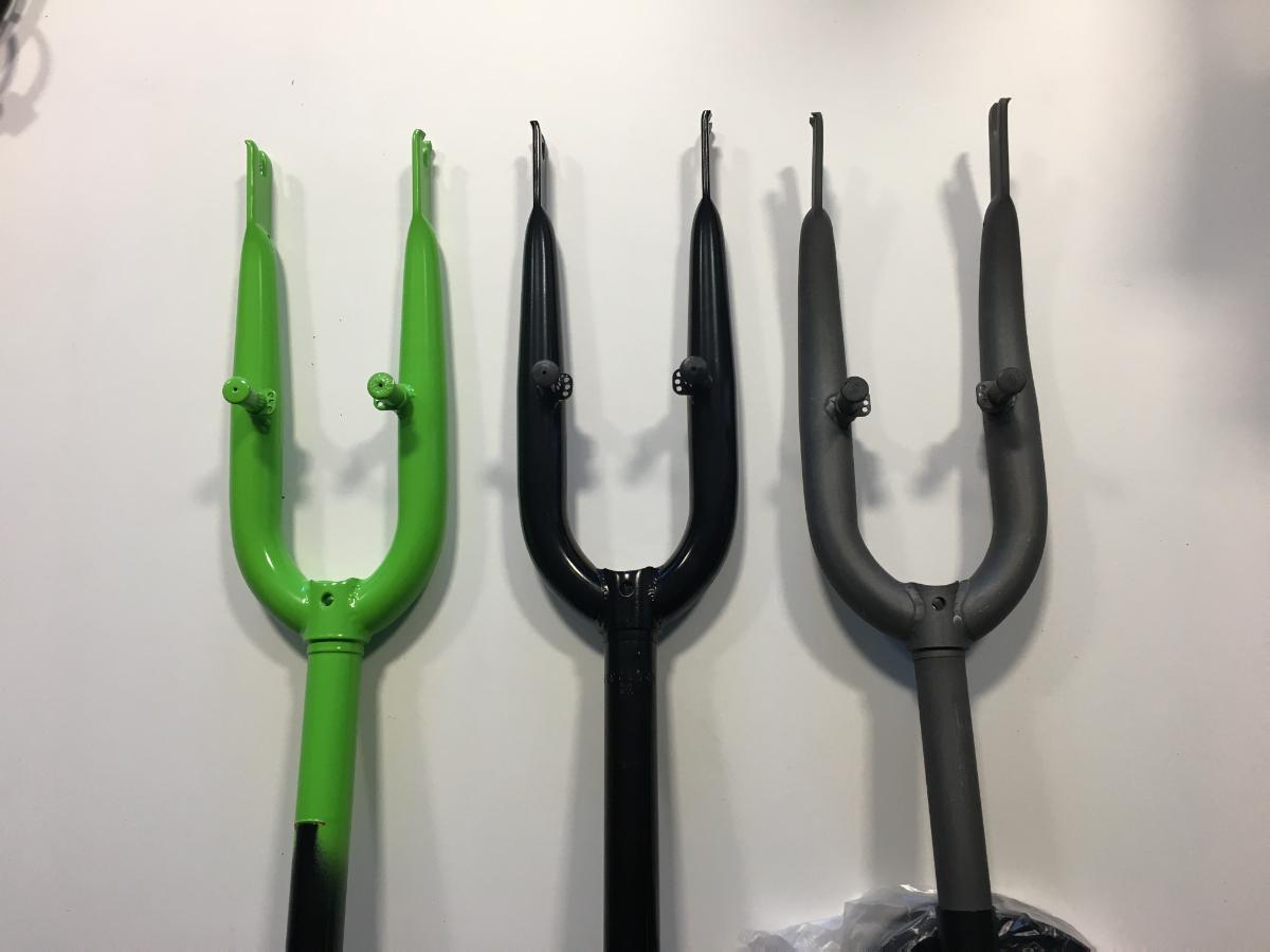Vorderradgabeln, sog. Fahrradgabeln aus Stahl,
Artikelnummer: 00010235 Gabel 16 Zoll,
Artikelnummer: 00020224 Gabel 12,5 Zoll,
Artikelnummer: 00020327 Gabel 18 Zoll,
Artikelnummer: 00040208 Gabel 20 Zoll,
Artikelnummer: 00040215 Gabel 12,5 Zoll,
Artikelnummer: 00040221 Gabel gerade Modell CYKE 16 Zoll,
Artikelnummer: 00040223 Gabel gerade Modell CYKE 18 Ahead,
Artikelnummer: 00040227 Gabel Roller Joker,
Foto siehe Anlage,
- in der Bauweise von geraden bzw. mit bogenförmigen Rücksprung versehenen Starrgabeln gefertigt,
- laut Antrag:
- - vollständig aus Stahl,
- - überwiegend an den Gabelbeinen mit sog. Bremssockeln zur Aufnahme der Bremsen ausgestattet,
- - für Laufradgrößen von 12 Zoll bis 20 Zoll bestimmt,
- - zum Korrosionsschutz mit einem schwarzen, im elektrochemischen Lackierverfahren aufgebrachten
    Tauchlack versehen, somit keine Ware des TARIC-Codes 8714 9130 89,
- unfertig, die Vorderradgabeln werden nach der Einfuhr noch mit einem weiteren, z. B. grünfarbenen 
  Pulverlack versehen,
- werden mittels der Steuersätze drehbar, insbesondere im Steuerkopfrohr des Rahmens von zwei-
  rädrigen Kinder- bzw. Jugendfahrrädern gelagert,
- dienen u. a. der Aufnahme des Vorderrades und der Bremse, der Lenkung (durch drehbare
  Lagerung in den Lenkkopflagern) und der Verbindung zu den beweglichen Teilen des
  Steuersatzes, dem Vorbau und Lenker,  
- aufgrund der Konzeption (u. a. Form und Abmessungen) erkennbar hauptsächlich zur Verwendung
  in Fahrrädern des Kapitels 87 bestimmt.

"Teile für Fahrräder, Vorderradgabeln (Starrgabeln aus Stahl), mit Farbe versehen, eloxiert, poliert
und/oder lackiert, andere als in den TARIC-Codes 8714 9130 25 bis 8714 9130 35 genannte"