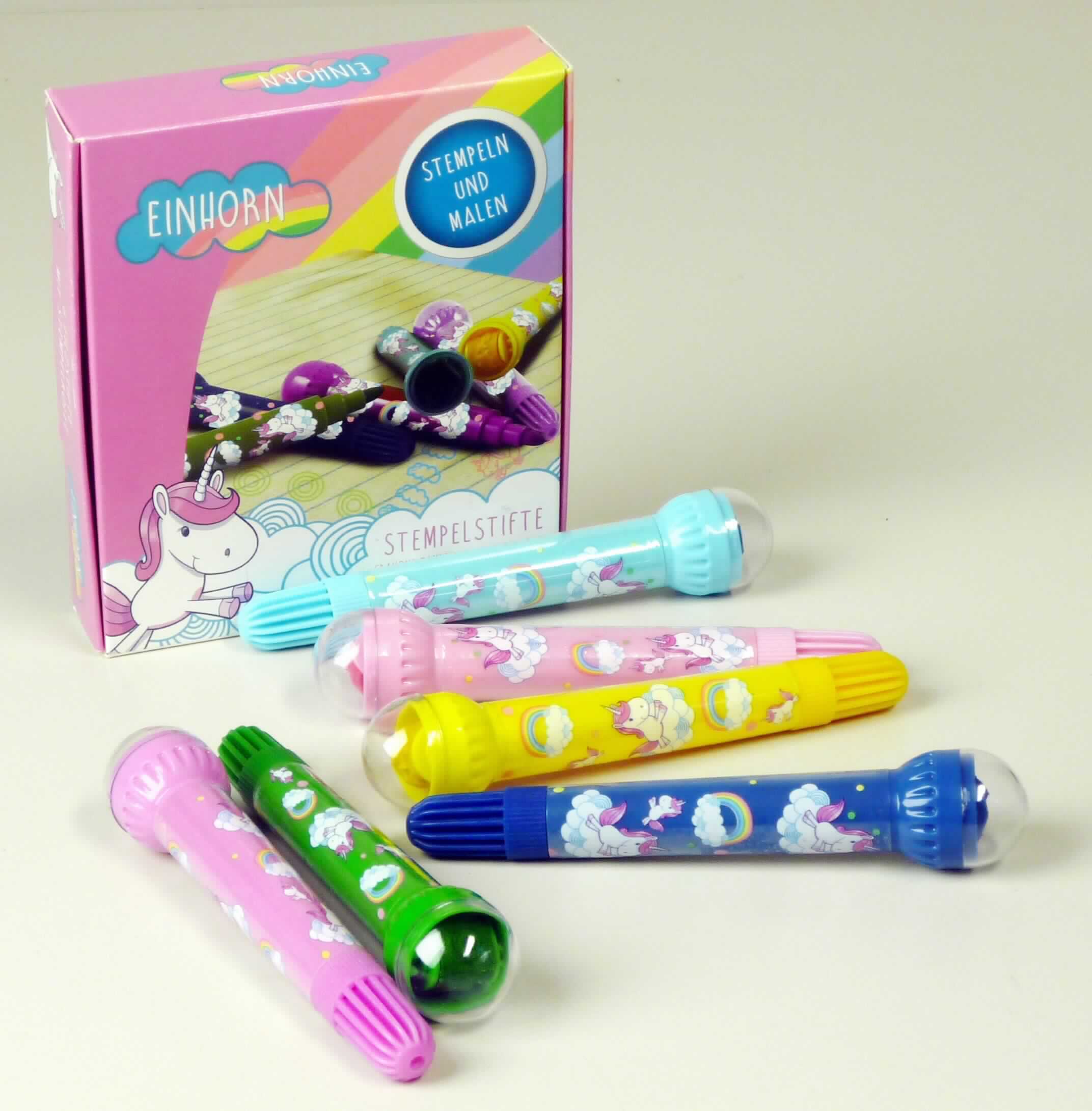 Bei dem als Stempelstift bezeichneten Erzeugnis handelt es sich um eine Ware mit zwei Funktionen. Sie besteht aus einer ca. 9 cm langen Stifthalterung, die an der einen Seite mit einem Stift mit poröser Spitze und an der anderen Seite mit einem Feuchtstempel in Rollenform ausgestattet ist. Beide Seiten sind jeweils mit einer Schutzkappe versehen. 

Die Ware mit zwei Funktionen wird in die zuletzt genannte, der in Betracht kommenden Positionen eingereiht. Jeweils sechs Erzeugnisse in unterschiedlichen Farben sind in einer Pappschachtel verpackt.

Sie werden als "Stempel für den Handgebrauch" eingereiht.