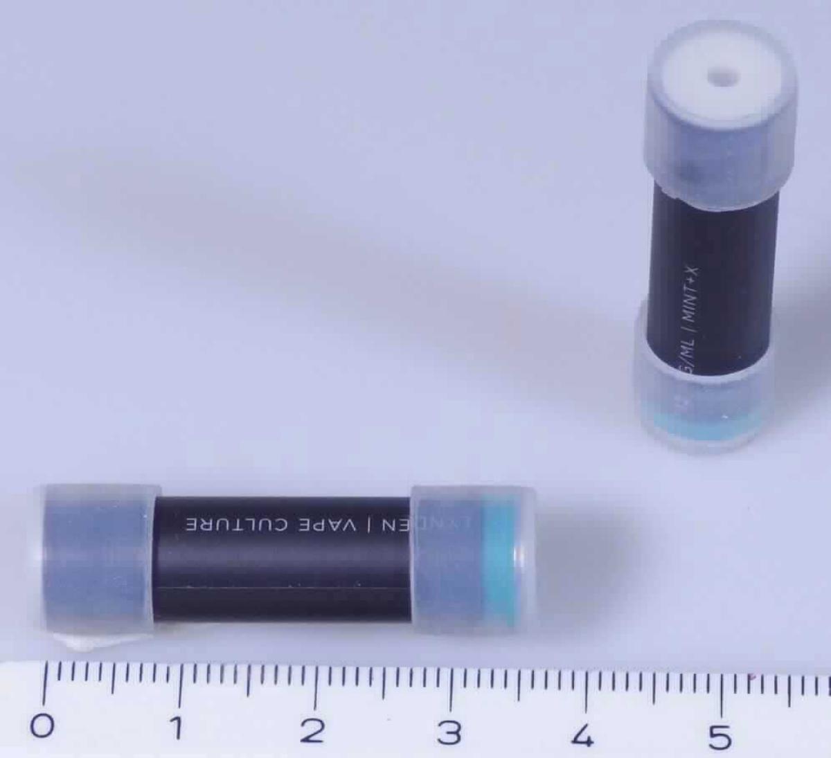 Depots für E-Zigaretten (Abbildung siehe Anlage),
- aus einem Röhrchen aus Glasfaser, einem Heizdraht und einem mit Liquid getränkten 
  Vlies, in einem Metallröhrchen (Länge ca. 35 mm), auf einer Seite mit einem 
  Metallgewinde, auf der anderen Seite mit einem Kunststoffdeckel, an beiden 
  Enden zusätzlich mit Schutzkappen versehen,
- erkennbar ausschließlich zum Einsatz für elektronische Zigaretten bestimmt,
- fünf Depots in einer gemeinsamen Verkaufsverpackung mit einer Gebrauchsinformation.
Die Depots bestimmen den Charakter der Ware. 

"Teil, erkennbar ausschließlich für ein Gerät mit eigener Funktion der Position 8543, fürelektronische Zigaretten bestimmt -charakterbestimmend-, in Warenzusammenstellung in Aufmachung für den Einzelverkauf mit einer Gebrauchsinformation; Depots mit Heizdraht für E-Zigaretten"