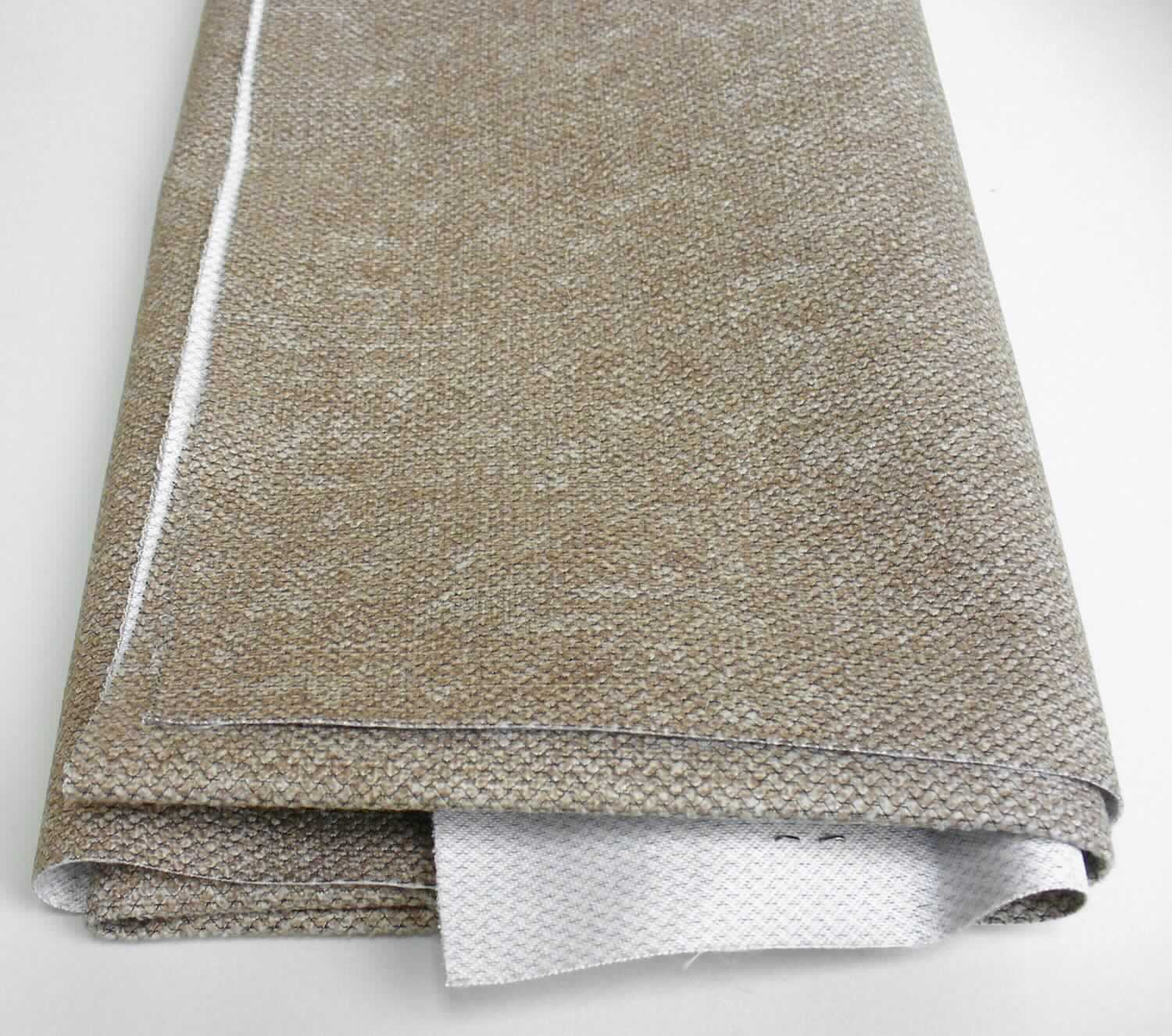 Textillaminat, sog. Möbelbezugsstoff, Art. Stan, Foto siehe Anlage,
- als Meterware, mit einer Breite von mehr als 30 cm,
- laut Untersuchungsergebnis:
-- aus zwei mit ihrer ganzen Fläche aufeinander liegenden und so miteinander durch Kleben verbundenen Lagen: 
--- mit einer Oberlage (Schauseite): 
---- aus einem geschmirgelten und bedruckten Kettengewirke (somit keine Ware der Position 5407) aus 
      synthetischen Chemiefasern (laut Antrag Polyester),
---- kein Samt, Plüsch, Schlingengewirke oder Schlingengestricke,
---- keine Elastomergarne oder Kautschukfäden enthaltend,
--- mit einer Unterlage:
---- aus einem einfarbigen Gewebe,
- das die Schauseite bildende Kettengewirke verleiht der Ware insbesondere im Hinblick auf die Verwendung als 
  Möbelbezugsstoff ihren wesentlichen Charakter.

"Kettengewirke, anderes als solche der Positionen 6001 bis 6004, aus synthetischen Chemiefasern, anderes 
 als in der Unterposition 6005 35 genannte, bedruckt"
