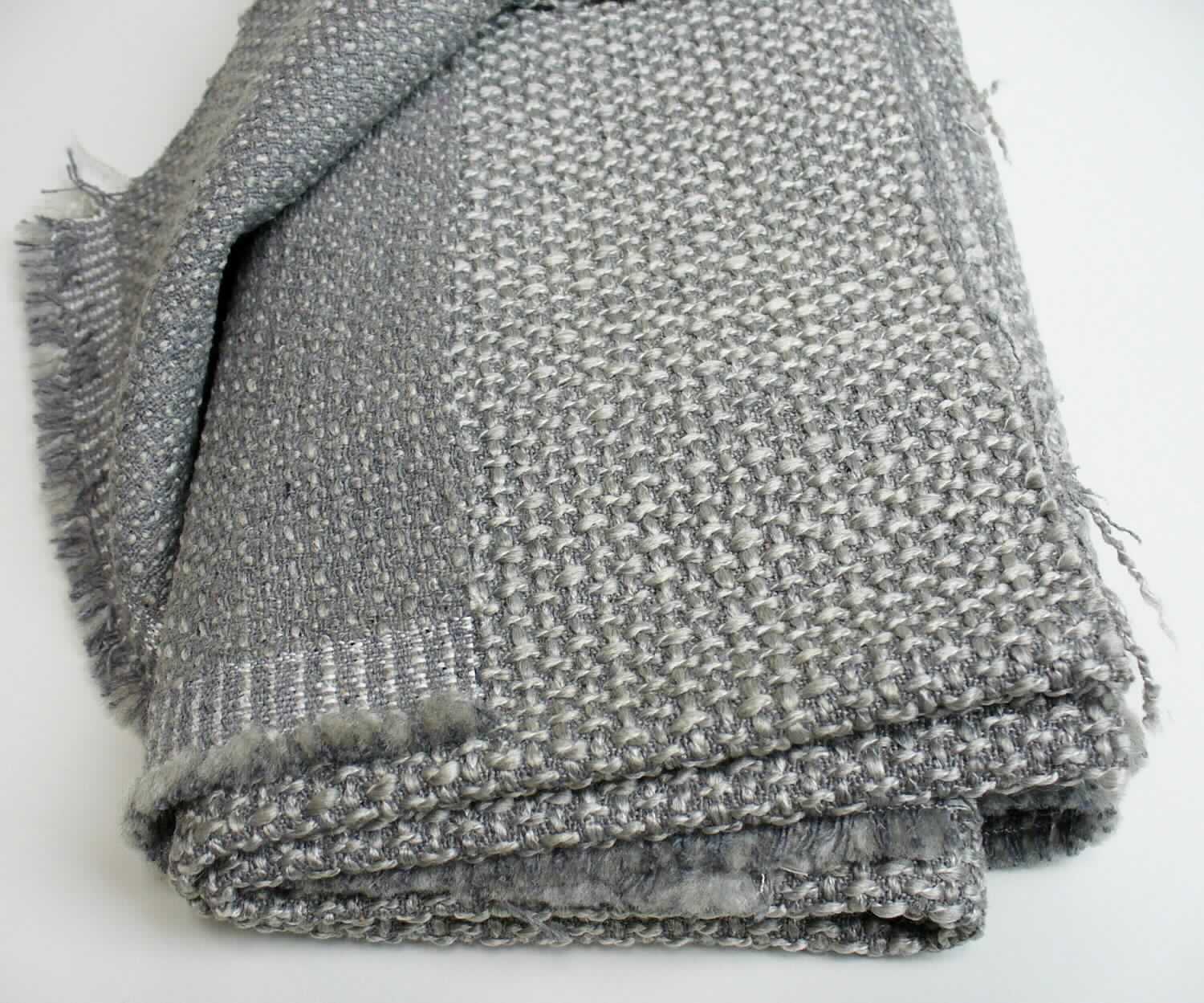 Gewebe, sog. Möbelbezugsstoff, Art. Clark, Foto siehe Anlage,
- als Meterware, mit einer Breite von mehr als 30 cm,
- laut Untersuchungsergebnis:
-- bestehend aus Garnen aus Polyester-Spinnfasern, aus Garnen aus Reißspinnstoff (Baumwolle, Leinen, 
   Polyester- und Viskose-Spinnfasern und Elastan enthaltend) und aus Effektzwirnen (Polyesterfilamente, 
   Polyester- und Polyacryl-Spinnfasern enthaltend),
-- mit einem Gesamtanteil an:
--- synthetischen Spinnfasern von ca. 74 GHT (somit keine Ware der Position 5512), davon
---- Polyester-Spinnfasern von ca. 64 GHT,
---- Polyacryl-Spinnfasern von ca. 10 GHT,
--- Baumwolle von ca. 13 GHT,
--- synthetischen Filamenten (Polyester) von ca. 5 GHT,
--- künstlichen Spinnfasern (Viskose) von ca. 7 GHT,
--- Leinen und Elastan von ca. 1 GHT,
-- mit einem Quadratmetergewicht von ca. 517 g,
-- buntgewebt,
-- in anderer als Leinwand- oder Köperbindung.

"Gewebe aus synthetischen Spinnfasern, mit einem Anteil an diesen Fasern von weniger als 85 GHT, 
 hauptsächlich mit Baumwolle gemischt, mit einem Quadratmetergewicht von mehr als 170 g, buntgewebt, aus 
 Polyester-Spinnfasern, nicht in Leinwand- oder Köperbindung"