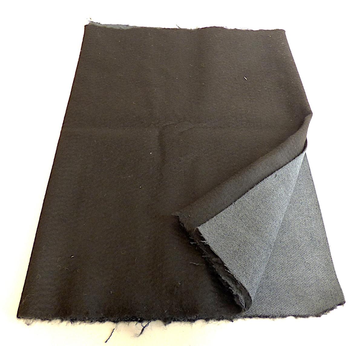 Textillaminat, sog. Möbelbezugsstoff, Art. Verona, Foto siehe Anlage,
- als Meterware, mit einer Breite von laut Antrag 140 cm,
- laut Untersuchungsergebnis:
-- aus zwei mit ihrer ganzen Fläche aufeinander liegenden und so miteinander durch Kleben verbundenen
    Lagen:
--- mit einer Oberlage (Schauseite):
---- aus einem gerauten und buntgewebten Gewebe in Musterbindung, aus ungezwirnten, nicht 
      hochfesten Garnen,
----- mit Kettgarnen aus texturierten, synthetischen Filamenten (laut Antrag Polyester),
----- mit Schussgarnen aus nicht texturierten und texturierten, synthetischen Filamenten (laut Antrag
       Polyester und Polyamid),
----- mit einem Gesamtanteil an nicht texturierten Filamenten von ca. 20 GHT,
---- die Antragsangaben (94 GHT Polyester und 6 GHT Polyamid) können als zutreffend angesehen
      werden,
--- mit einer Unterlage:
---- aus einem einfarbigen Nadelfilz aus synthetischen Chemiefasern,
- das die Schauseite bildende Gewebe verleiht der Ware insbesondere im Hinblick auf die Verwendung
  als Möbelbezugsstoff ihren wesentlichen Charakter.

"Gewebe aus Garnen aus synthetischen Filamenten, anderes als in den Unterpositionen 5407 10 bis
  5407 54 genannte, mit einem Anteil an Polyester-Filamenten von mehr als 85 GHT, mit einem Anteil
  an nicht texturierten Polyester-Filamenten von weniger als 85 GHT, buntgewebt"