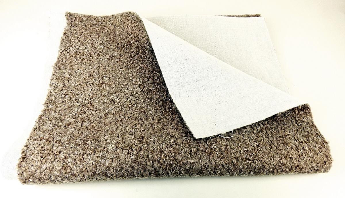 Textillaminat, sog. Möbelbezugsstoff, Art. Diva, Foto siehe Anlage,
- als Meterware, mit einer Breite von laut Antrag 142 cm,
- laut Untersuchungsergebnis:
-- aus zwei mit ihrer ganzen Fläche aufeinanderliegenden und so miteinander durch Kleben verbundenen
   Lagen:
--- mit einer Oberlage (Schauseite):
---- aus einem Schlingengewirke aus synthetischen Chemiefasern (laut Antrag Polyester), somit keine
     Ware der Unterposition 6001 92,
---- kein Hochflorerzeugnis,
--- mit einer Unterlage:
---- aus einem weißen Gewebe,
- das die Schauseite bildende Schlingengewirke verleiht der Ware insbesondere im Hinblick auf die
  Verwendung als Möbelbezugsstoff ihren wesentlichen Charakter.
 
"Schlingengewirke aus Chemiefasern"