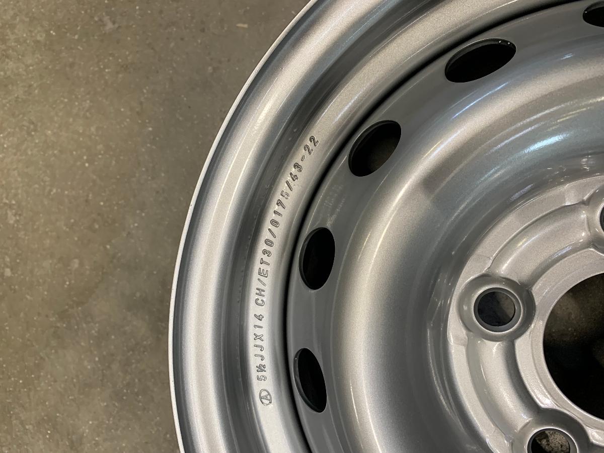 Stahlrad, sog. Stahlfelge, Artikel-Nr.: 0175, Foto siehe Anlage,
- in Form eines spezifisch gefertigten Rades aus Stahl,
- ohne Bereifung,
- mit einer Mittelbohrung mit fünf Bolzenlöchern sowie weiteren
  Lochungen auf der Radschüssel,
- laut Antrag zur Verwendung an Anhängern (Trailern),
- aufgrund der objektiven Merkmale (u. a. Abmessungen, Konzeption)
  erkennbar hauptsächlich für Kraftfahrzeuge des Kapitels 87 bestimmt.

"Teil eines Anhängers (Rad), anderes als in den TARIC-Codes 8716 9090 15 bis 8716 9090 96 genannte, Stahlrad"