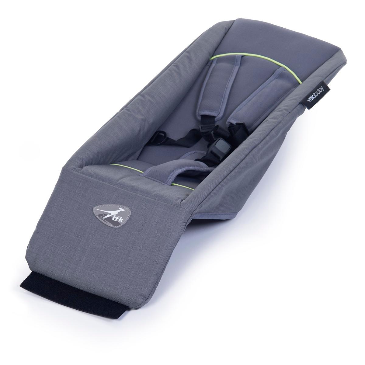 Bei dem sog. „Liegesitz Velo Baby, T-118-315 / T-V2-VB-310“ handelt es sich um einen Sitz für Kleinkinder, im Wesentlichen bestehend aus einer gepolsterten Kunststoffschale mit zwei seitlichen Metallstangen (kein Gestell); ca. 85 cm lang, 23 cm tief und 30 cm breit. Die Ware verfügt über einen Sicherheitsgurt und wird mittels Klettverschluss in einem Kinderwagen (kein Gegenstand der vZTA-Entscheidung) befestigt.

Das verpackte Erzeugnis wird als "anderes als von den Unterpositionen (HS) 9401 10 bis 9401 79 erfasstes Sitzmöbel (ausgenommen solche der Pos. 9402)" eingereiht.